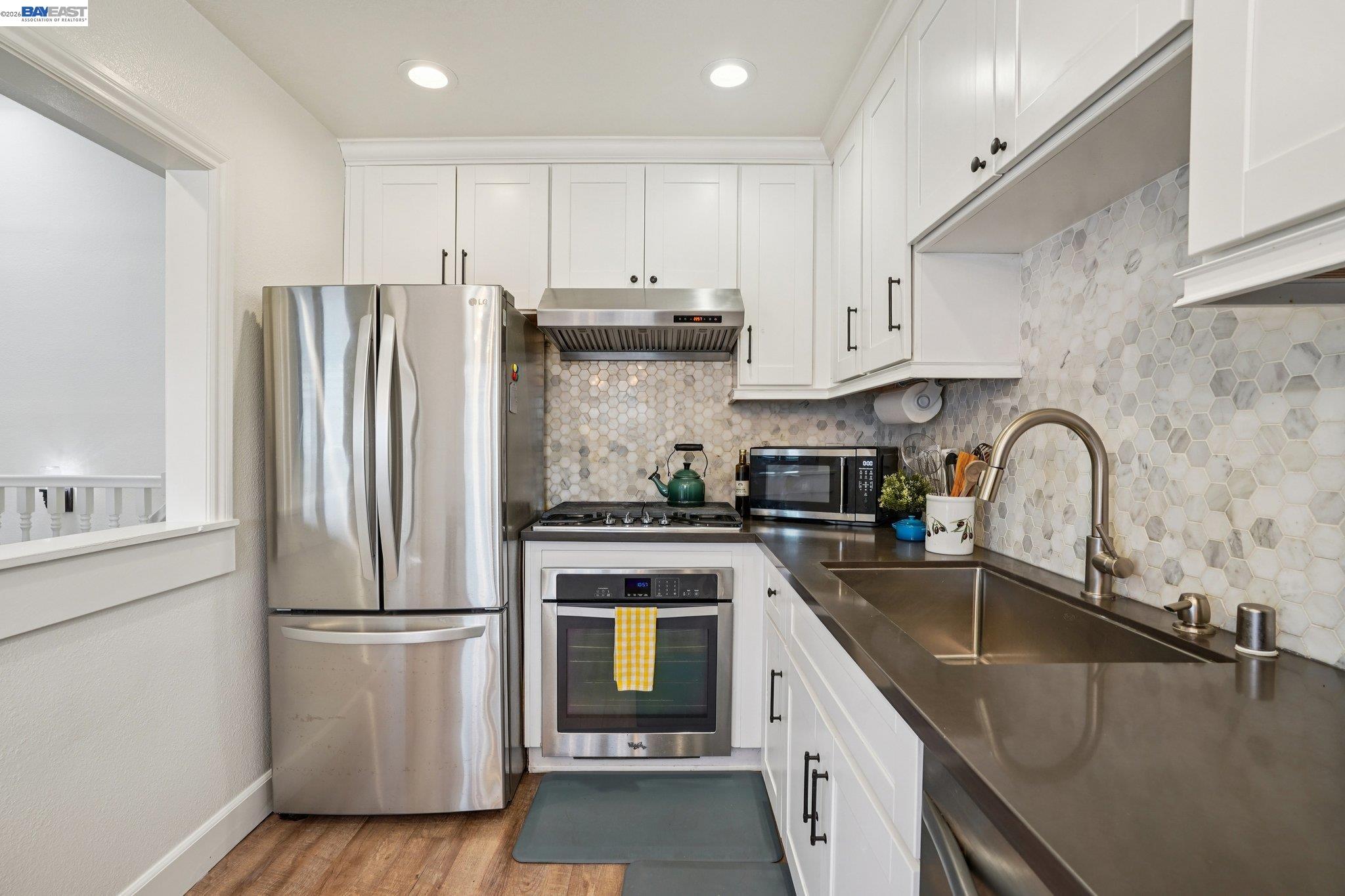 Detail Gallery Image 11 of 38 For 1255 N Los Robles Ave #9,  Pasadena,  CA 91104 - 3 Beds | 2 Baths