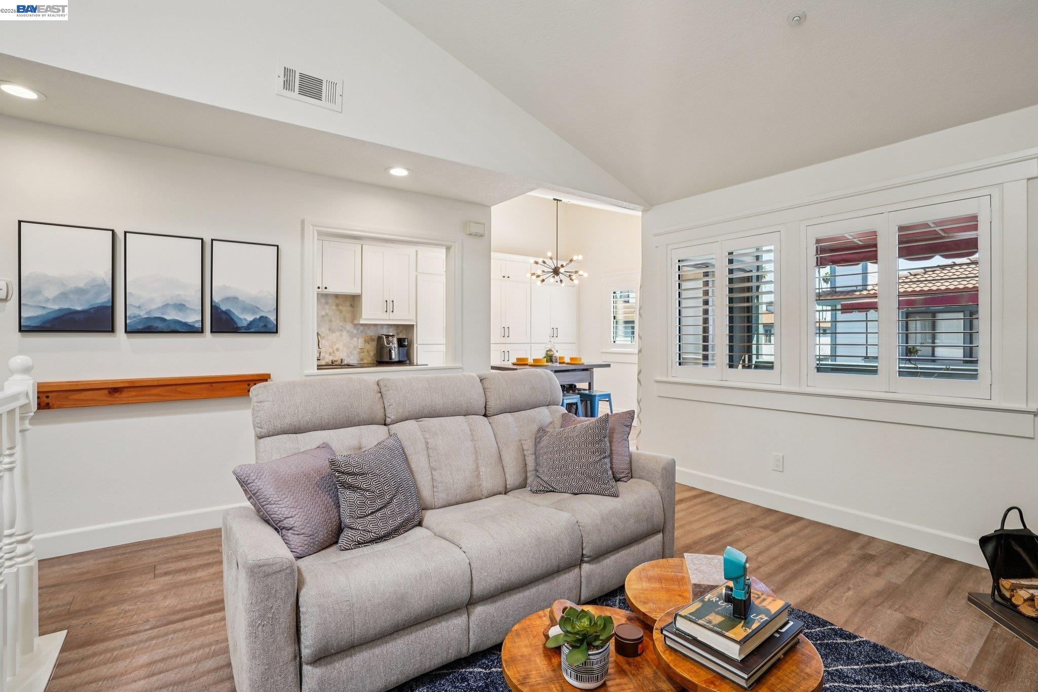 Detail Gallery Image 4 of 38 For 1255 N Los Robles Ave #9,  Pasadena,  CA 91104 - 3 Beds | 2 Baths