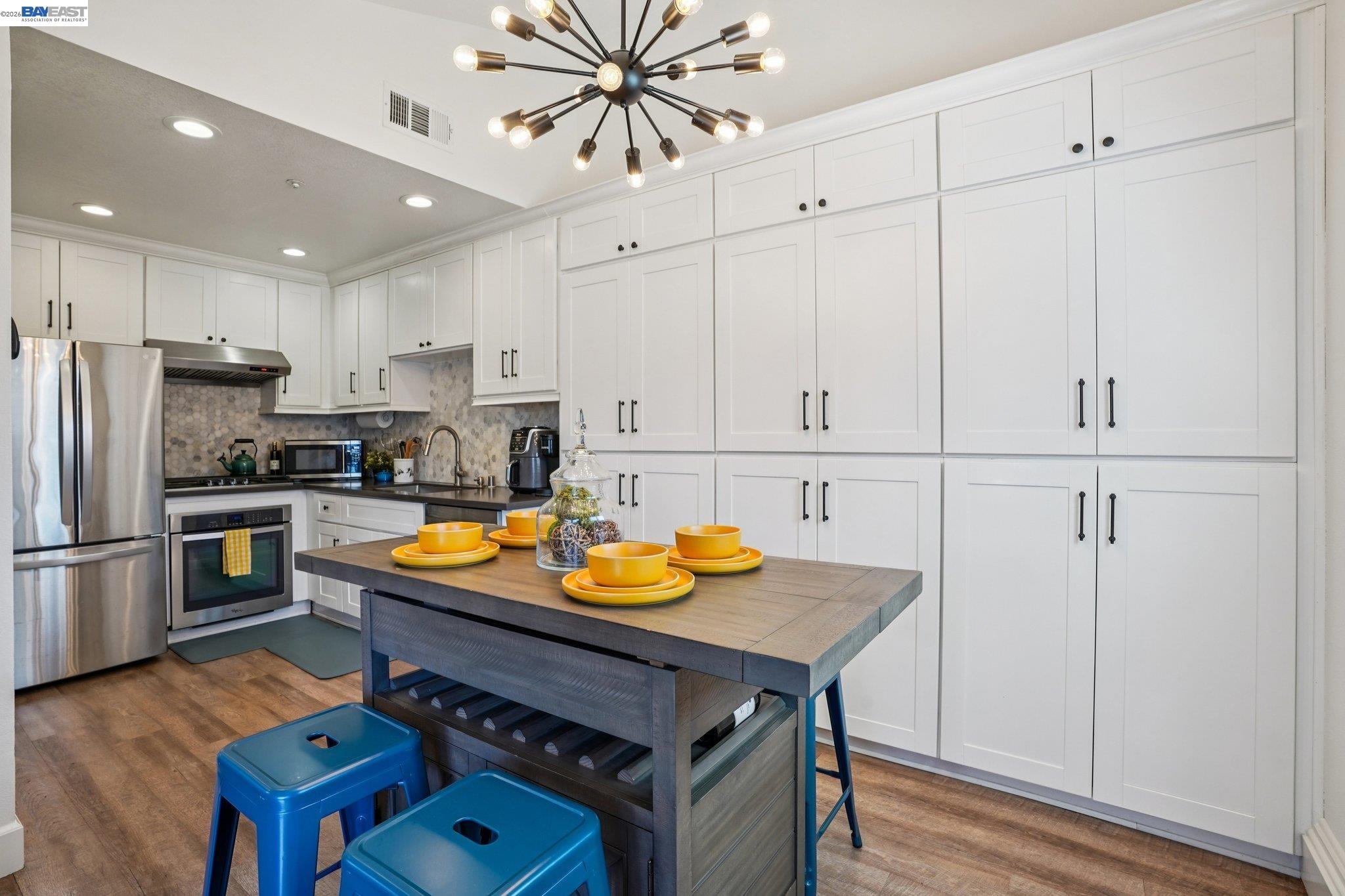 Detail Gallery Image 7 of 38 For 1255 N Los Robles Ave #9,  Pasadena,  CA 91104 - 3 Beds | 2 Baths