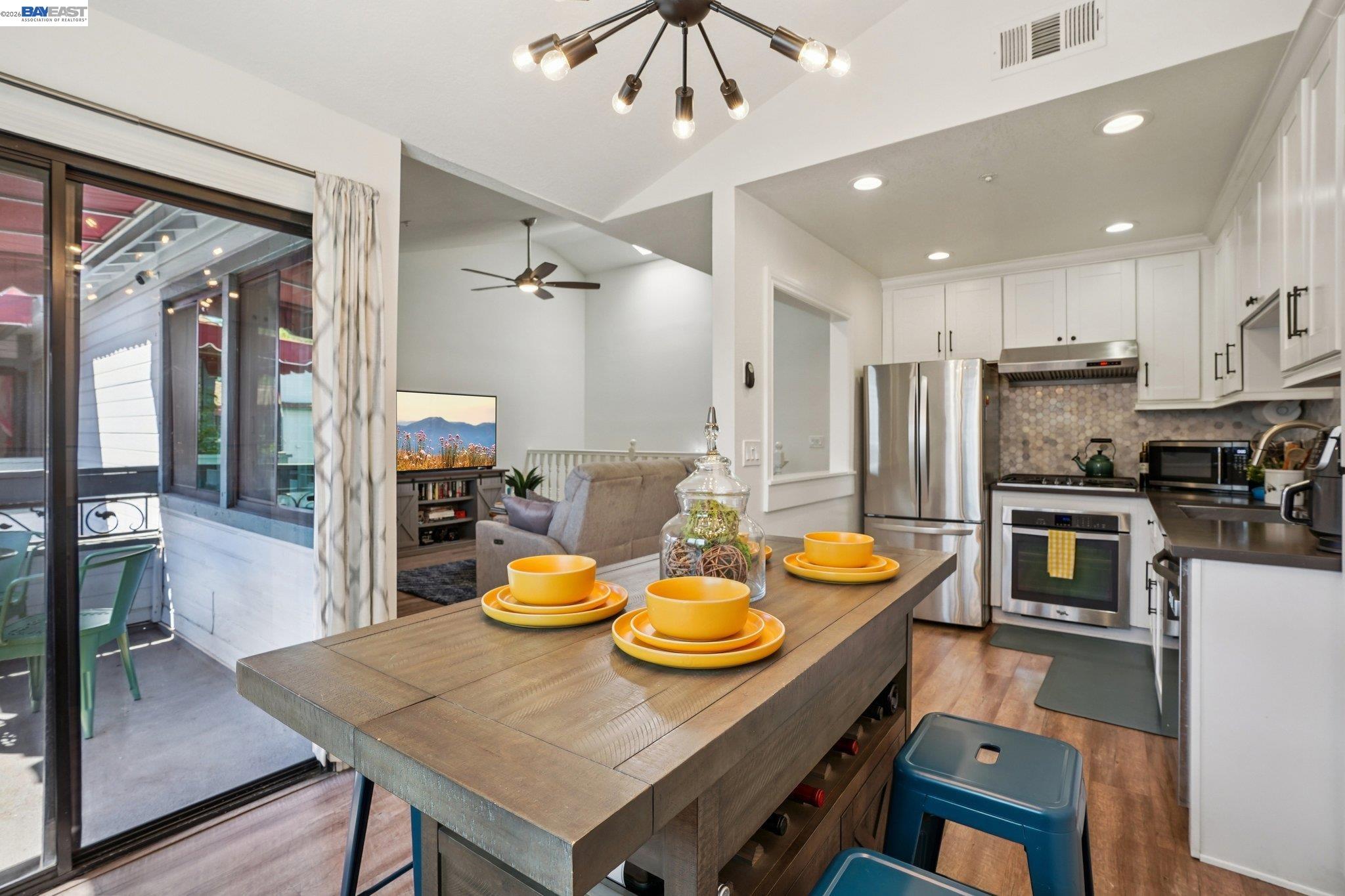 Detail Gallery Image 8 of 38 For 1255 N Los Robles Ave #9,  Pasadena,  CA 91104 - 3 Beds | 2 Baths