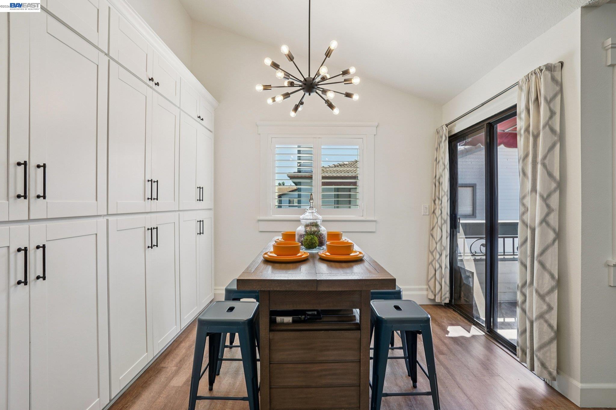 Detail Gallery Image 9 of 38 For 1255 N Los Robles Ave #9,  Pasadena,  CA 91104 - 3 Beds | 2 Baths