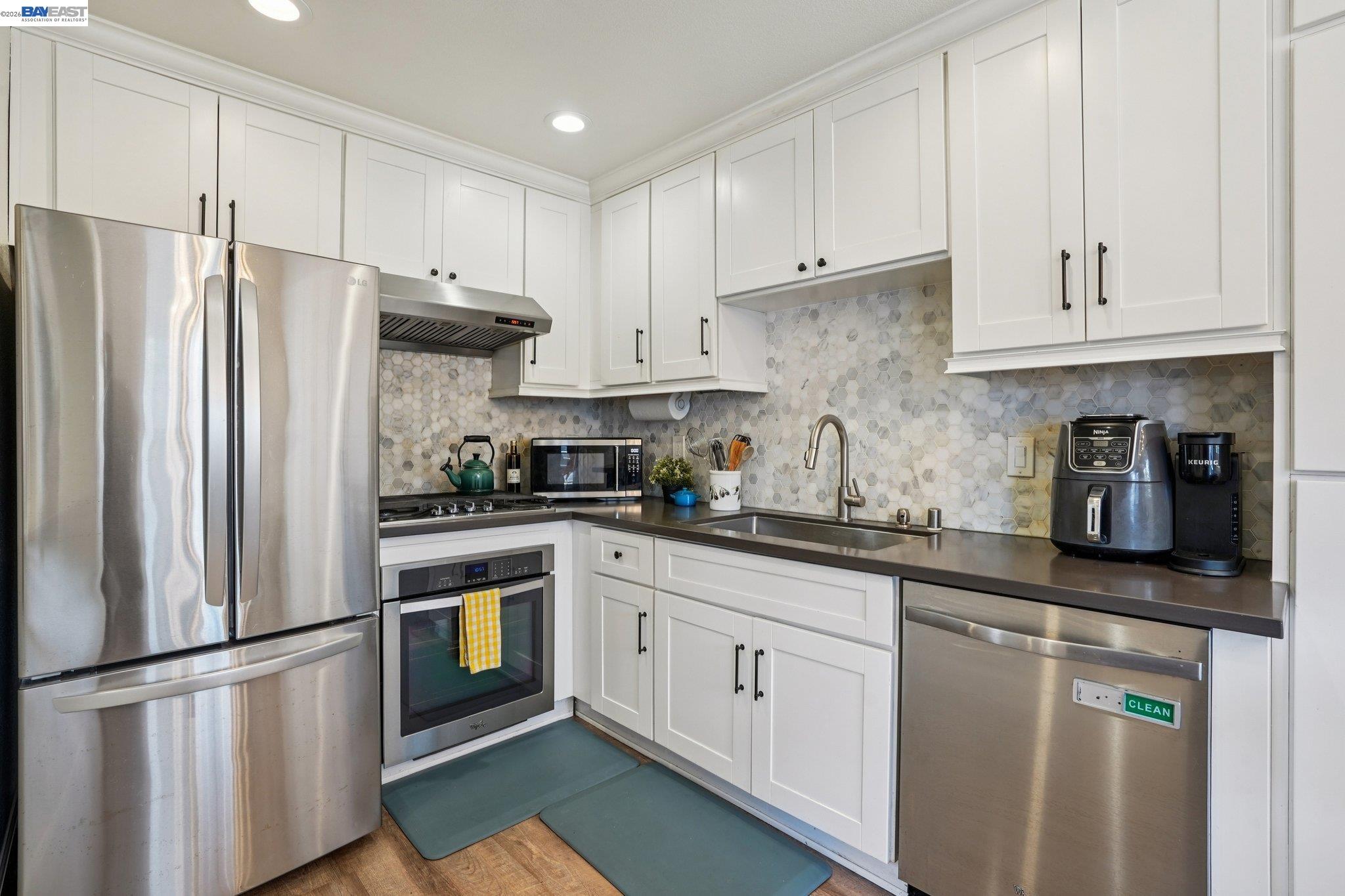 Detail Gallery Image 10 of 38 For 1255 N Los Robles Ave #9,  Pasadena,  CA 91104 - 3 Beds | 2 Baths