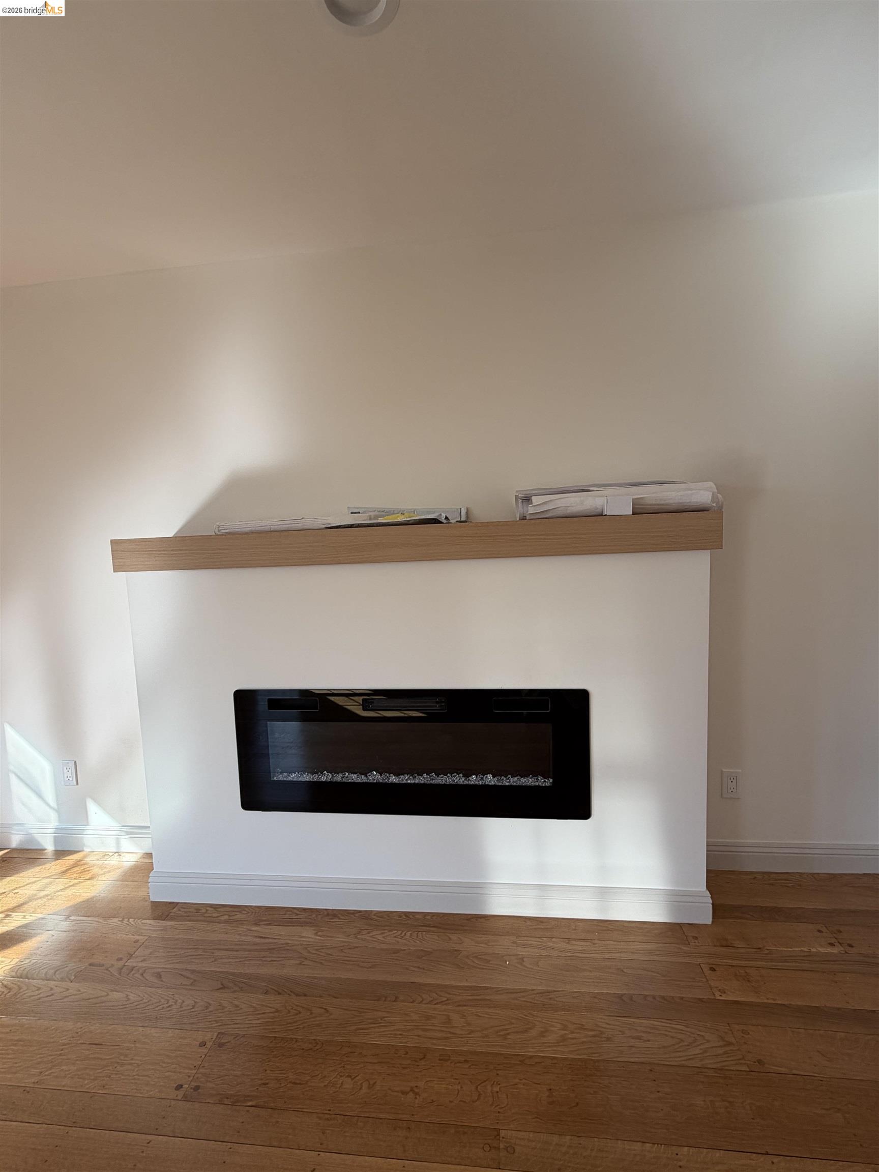 Detail Gallery Image 14 of 26 For 83 Alamo, Berkeley,  CA 94707-1234 - 3 Beds | 2/1 Baths