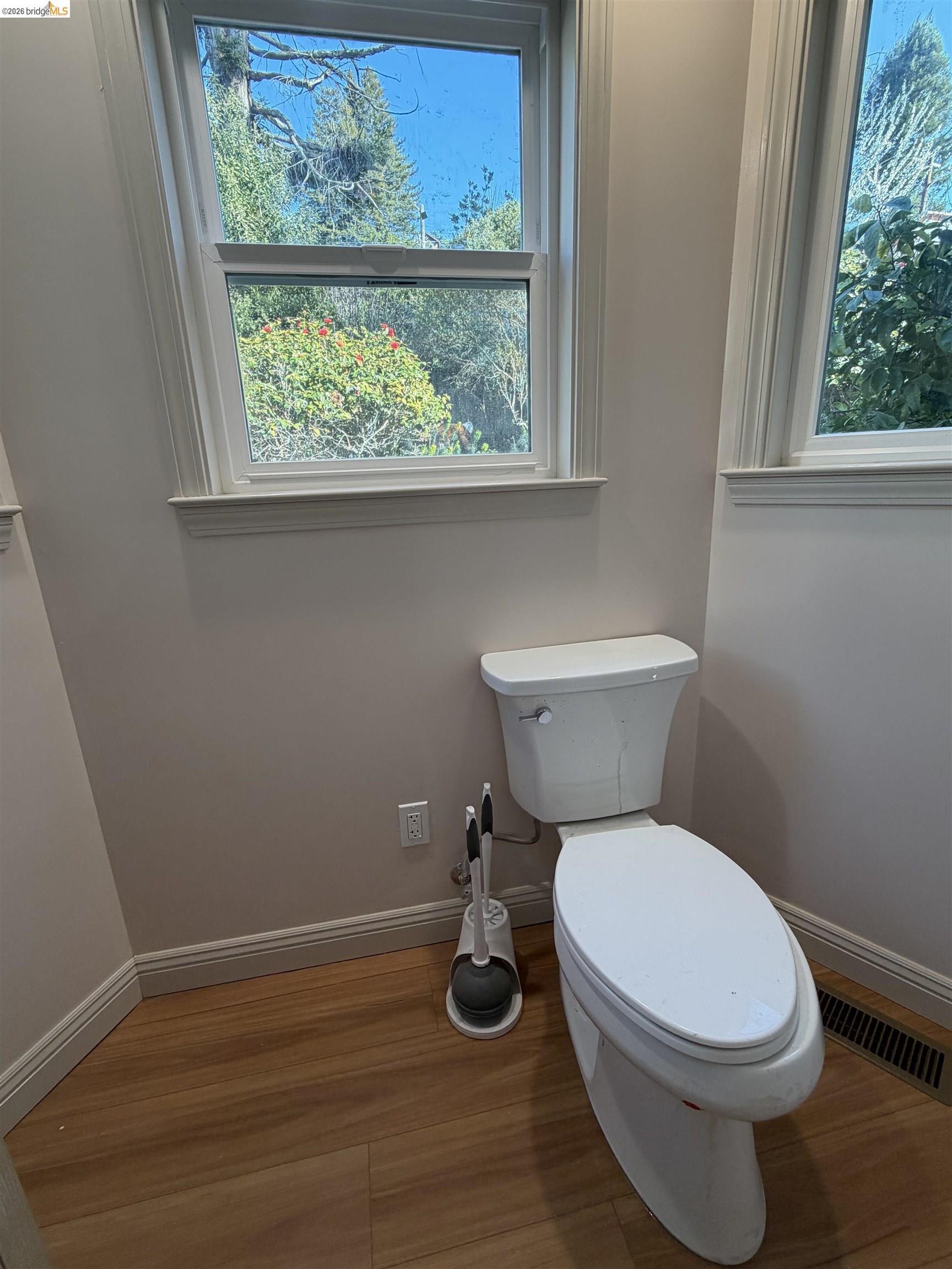 Detail Gallery Image 18 of 26 For 83 Alamo, Berkeley,  CA 94707-1234 - 3 Beds | 2/1 Baths