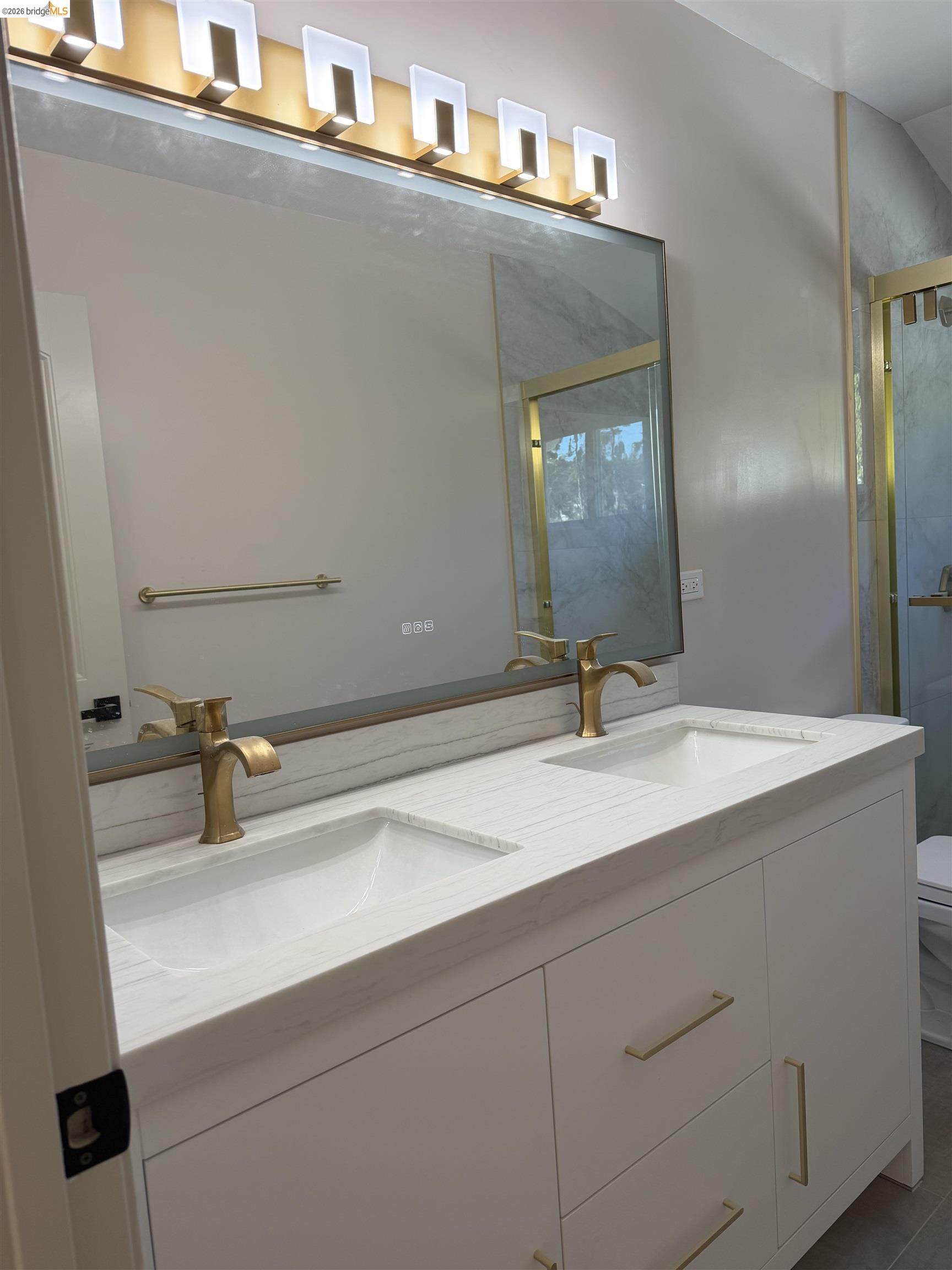 Detail Gallery Image 5 of 26 For 83 Alamo, Berkeley,  CA 94707-1234 - 3 Beds | 2/1 Baths