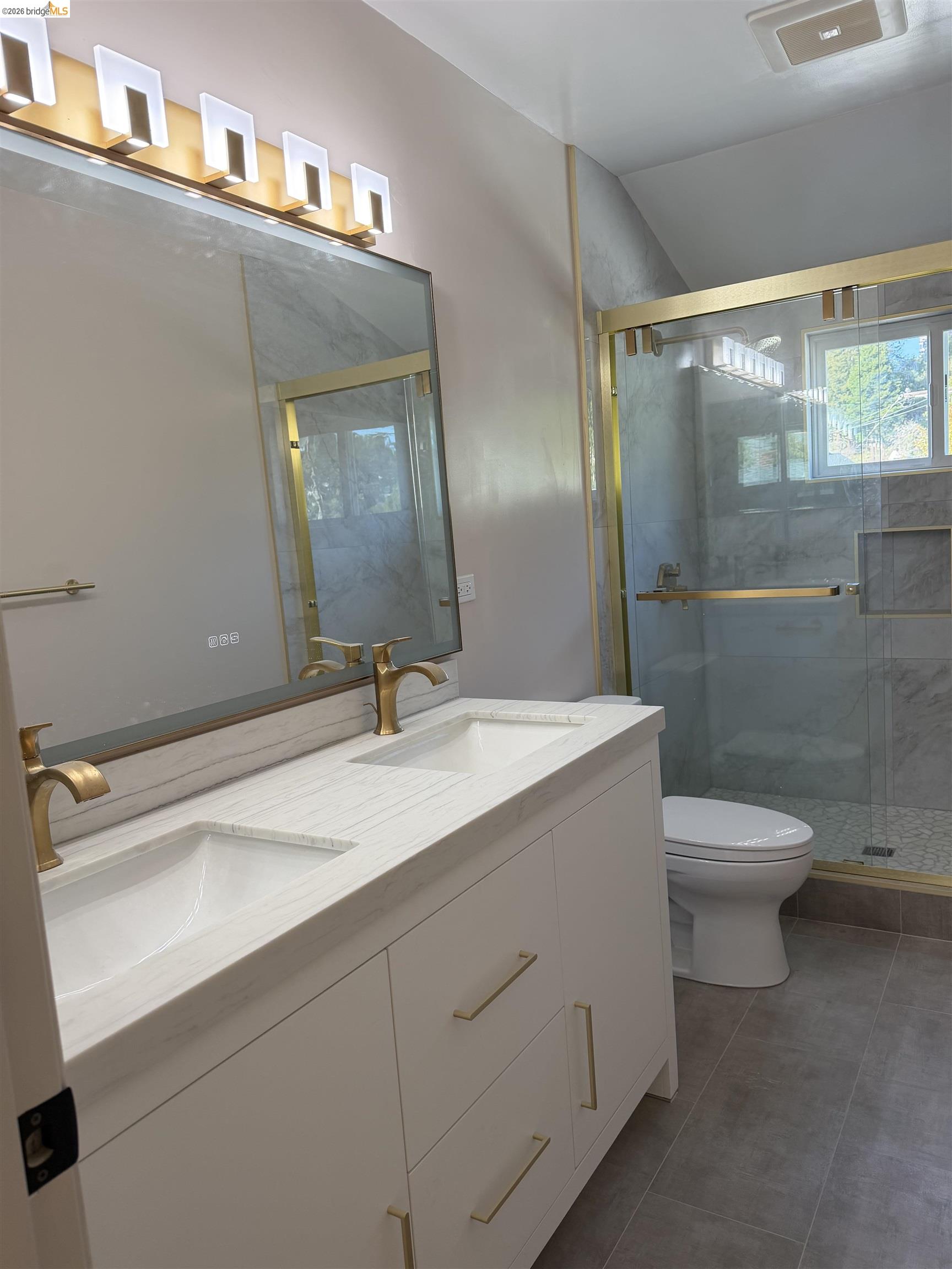 Detail Gallery Image 6 of 26 For 83 Alamo, Berkeley,  CA 94707-1234 - 3 Beds | 2/1 Baths