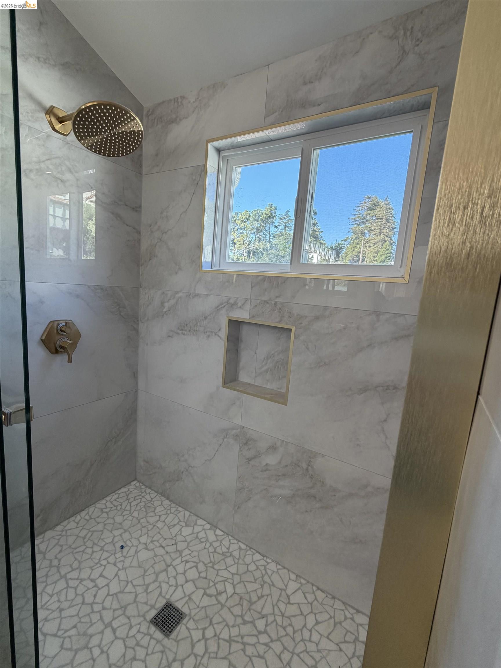 Detail Gallery Image 7 of 26 For 83 Alamo, Berkeley,  CA 94707-1234 - 3 Beds | 2/1 Baths