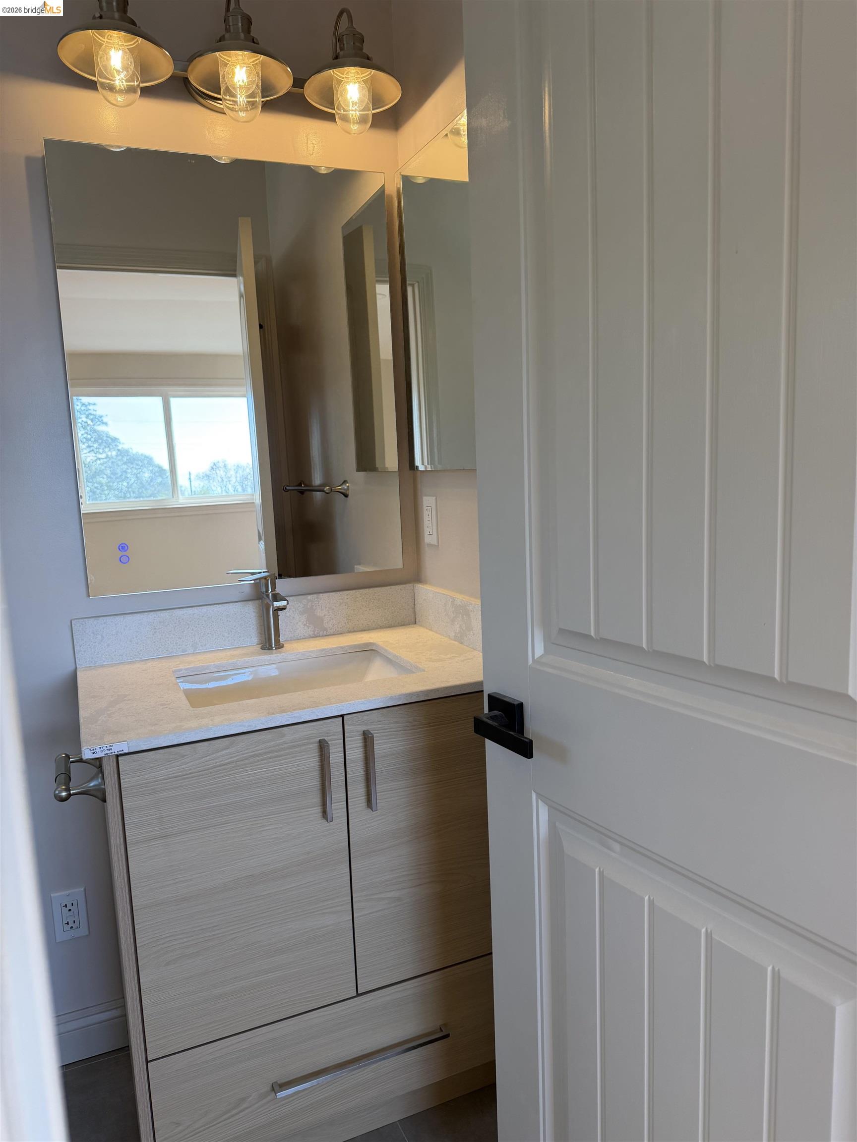 Detail Gallery Image 8 of 26 For 83 Alamo, Berkeley,  CA 94707-1234 - 3 Beds | 2/1 Baths