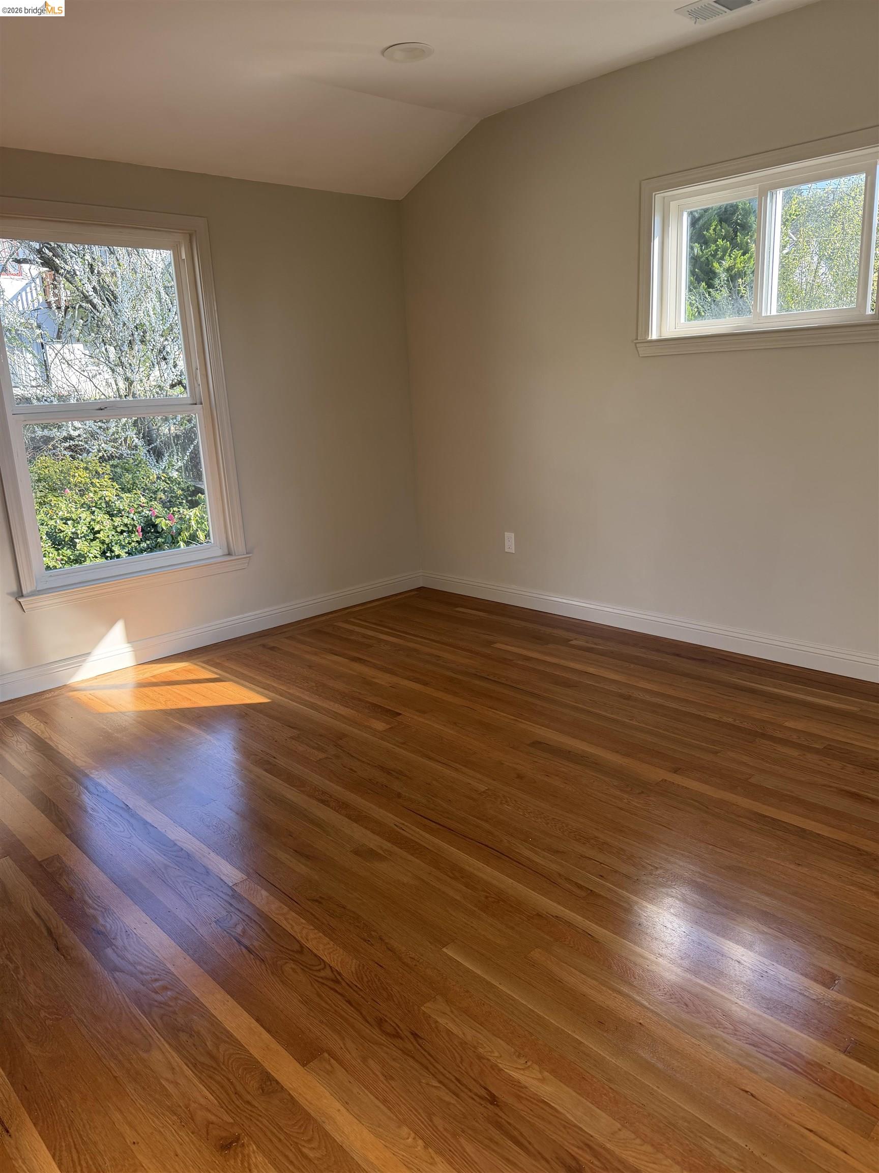 Detail Gallery Image 9 of 26 For 83 Alamo, Berkeley,  CA 94707-1234 - 3 Beds | 2/1 Baths