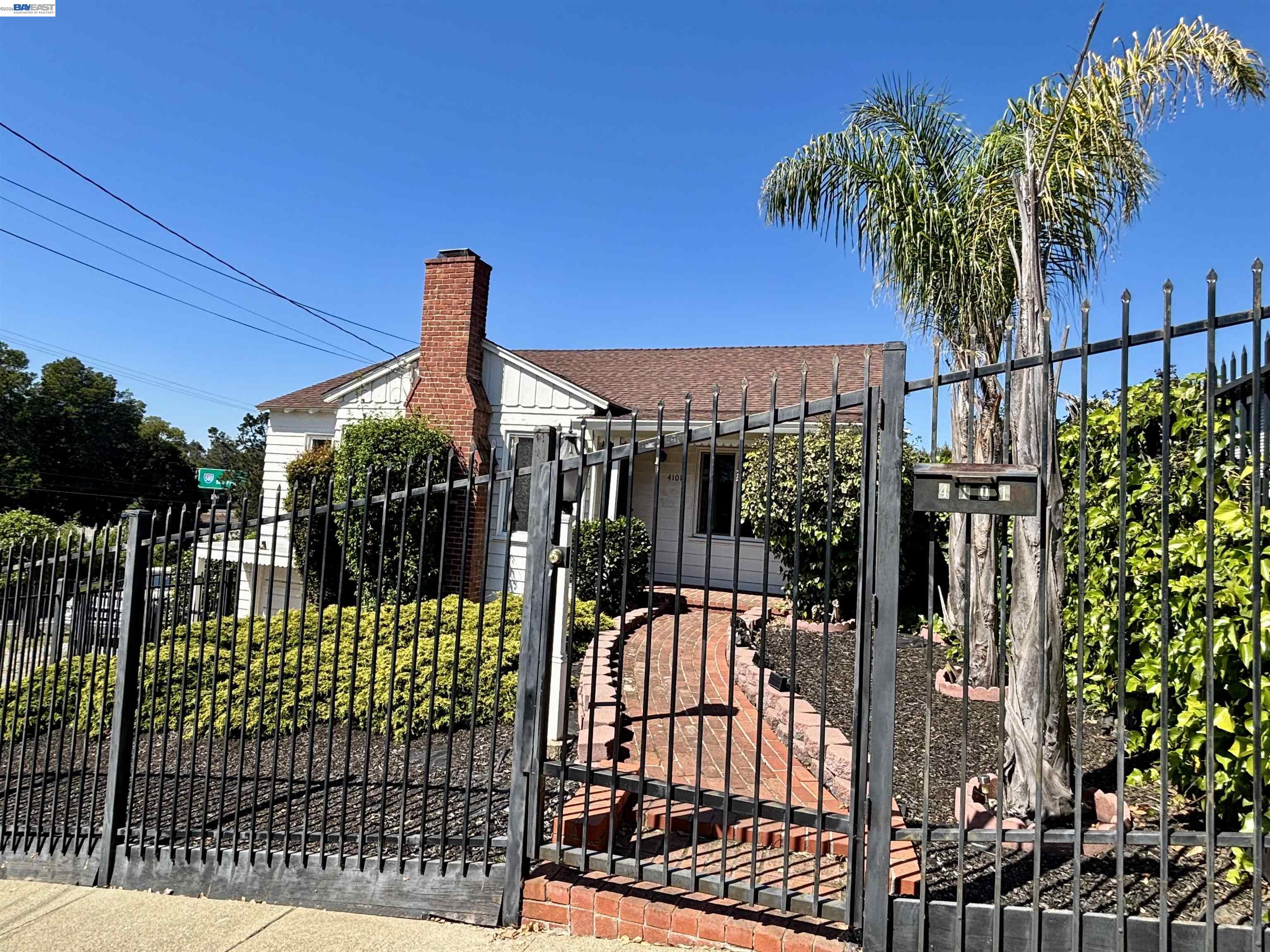 Detail Gallery Image 3 of 26 For 4101 Mountain View Ave, Oakland,  CA 94605 - 3 Beds | 1 Baths