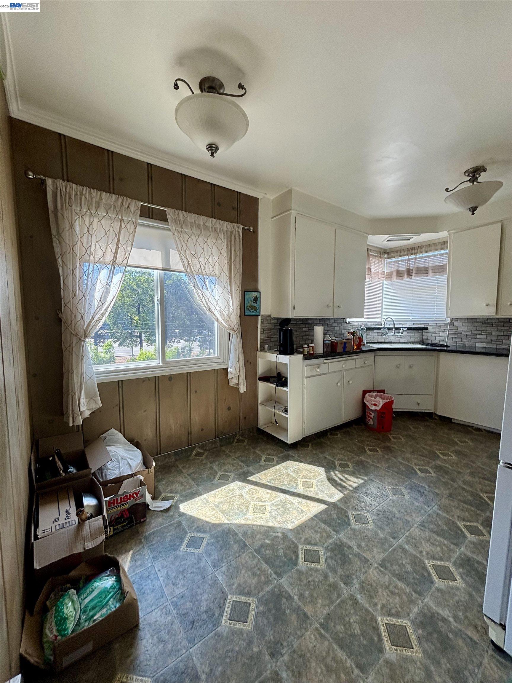 Detail Gallery Image 8 of 26 For 4101 Mountain View Ave, Oakland,  CA 94605 - 3 Beds | 1 Baths