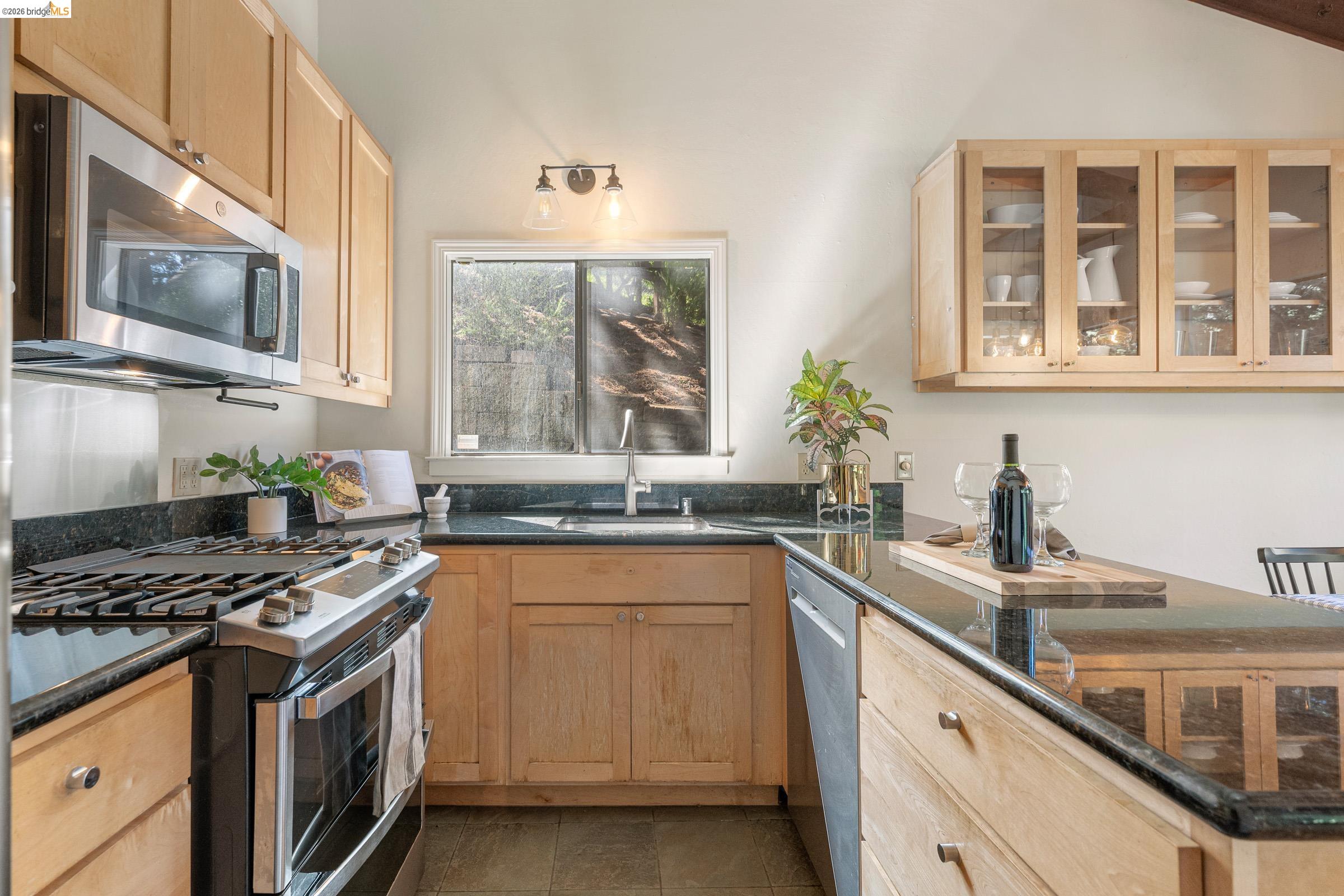 Detail Gallery Image 21 of 58 For 6600 Heather Ridge Way, Oakland,  CA 94611 - 3 Beds | 3 Baths