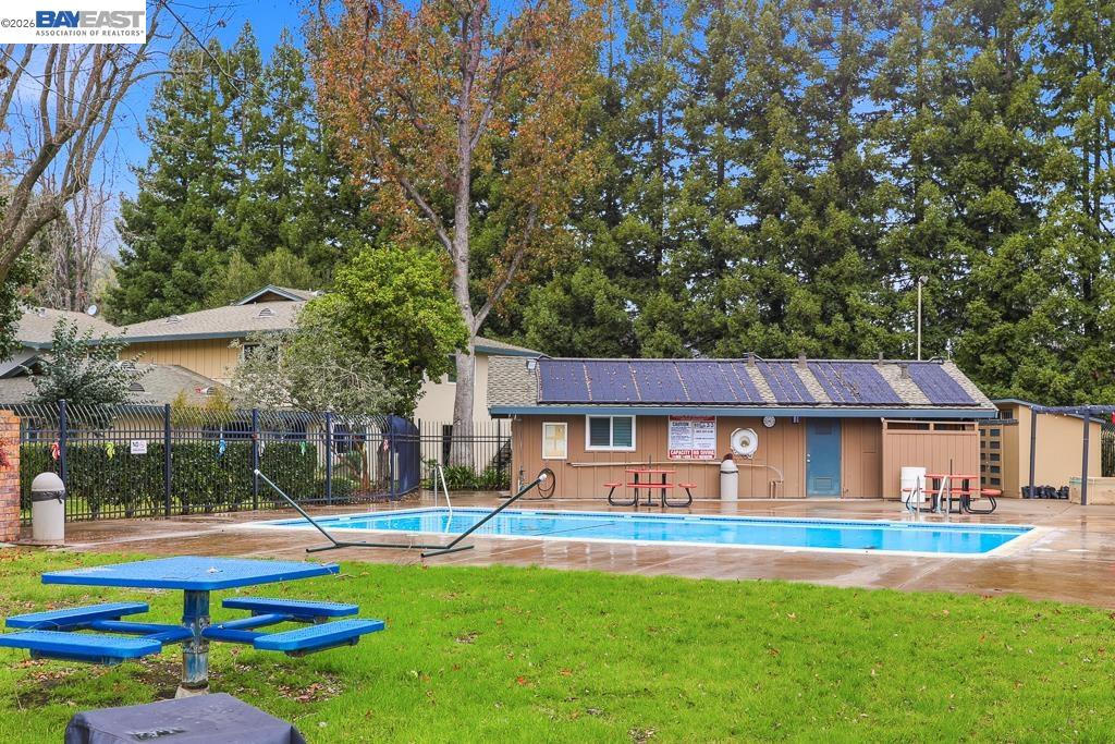 Detail Gallery Image 7 of 10 For 2204 Segundo Ct #4,  Pleasanton,  CA 94588 - 2 Beds | 1 Baths