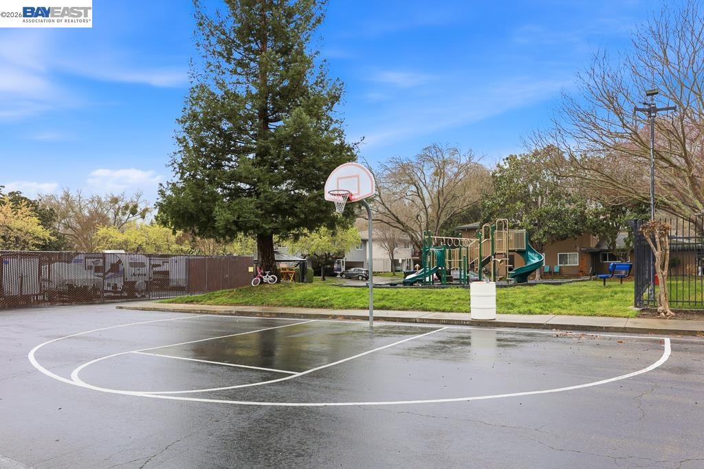 Detail Gallery Image 9 of 10 For 2204 Segundo Ct #4,  Pleasanton,  CA 94588 - 2 Beds | 1 Baths