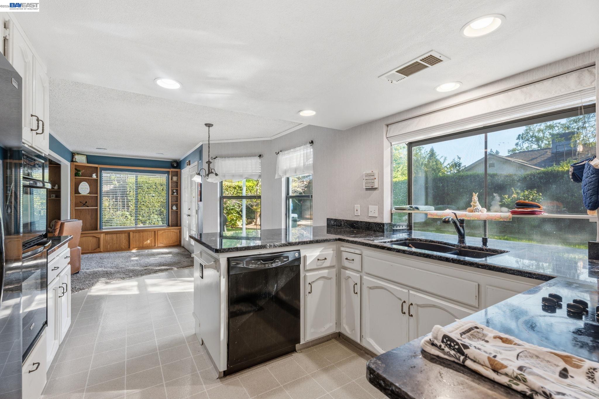 Detail Gallery Image 18 of 48 For 6424 N Vagedes, Fresno,  CA 93711 - 3 Beds | 3/1 Baths