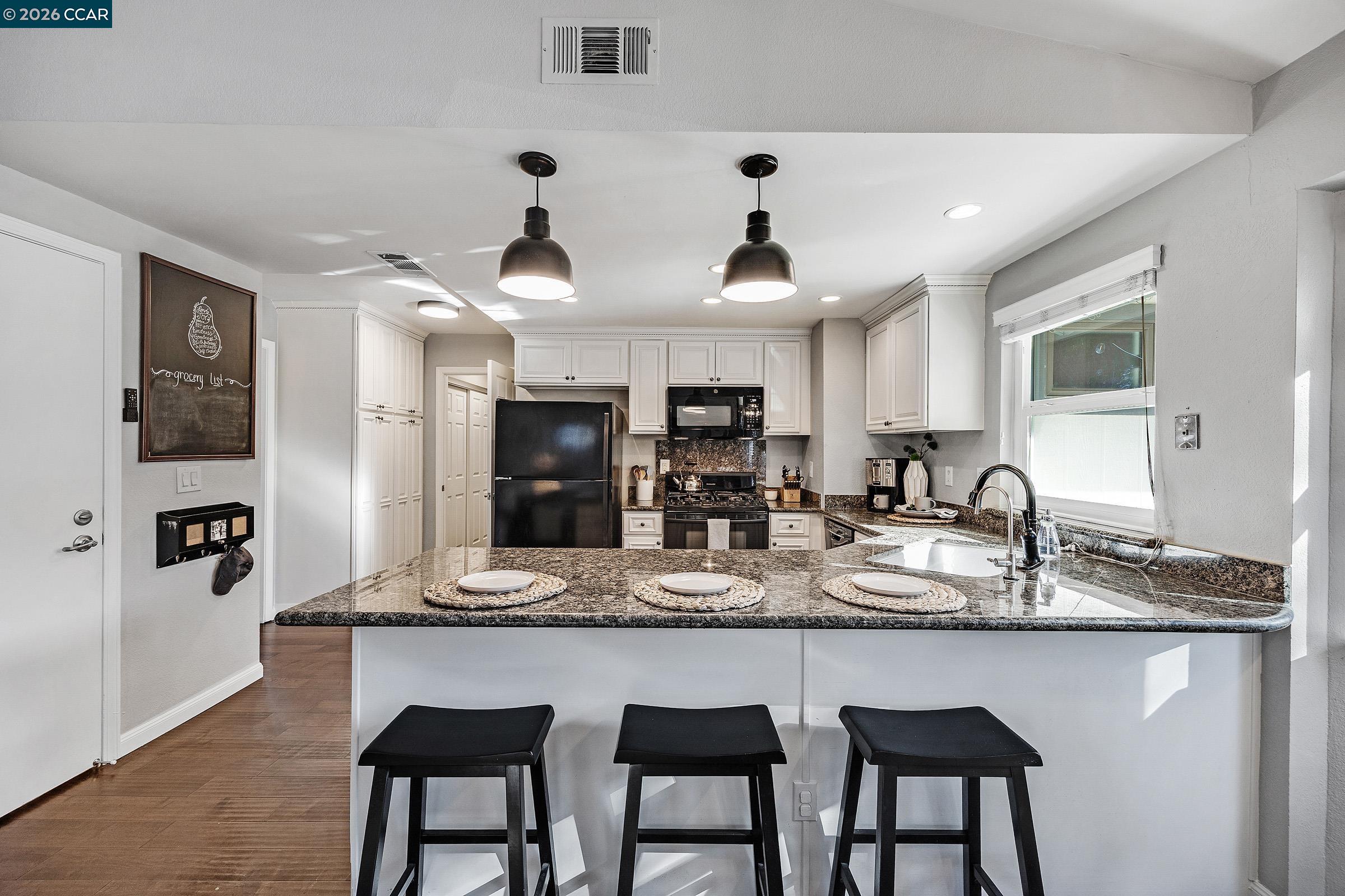 Detail Gallery Image 11 of 50 For 5011 Erica Way, Livermore,  CA 94550 - 3 Beds | 3 Baths