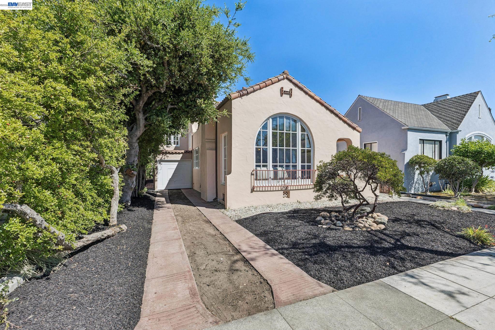 Detail Gallery Image 2 of 40 For 2811 Yosemite Ave, Alameda,  CA 94501 - 3 Beds | 1/1 Baths