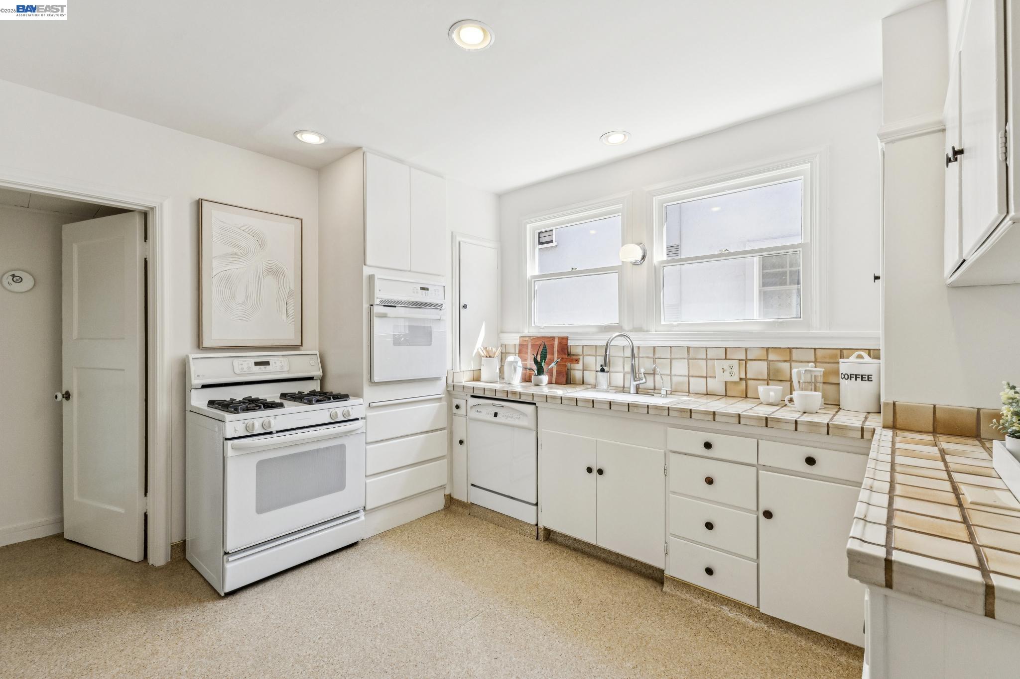 Detail Gallery Image 16 of 40 For 2811 Yosemite Ave, Alameda,  CA 94501 - 3 Beds | 1/1 Baths