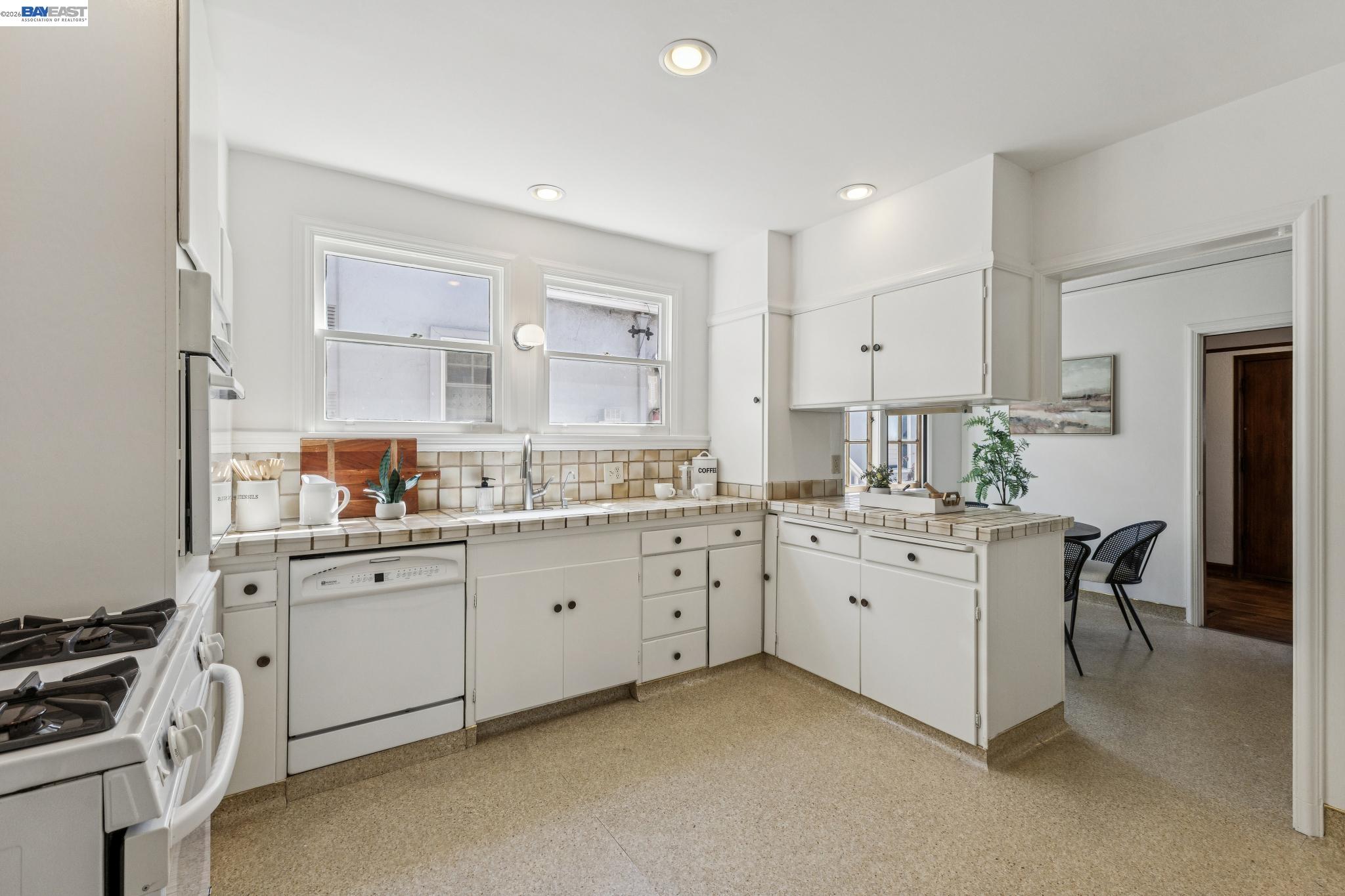 Detail Gallery Image 17 of 40 For 2811 Yosemite Ave, Alameda,  CA 94501 - 3 Beds | 1/1 Baths