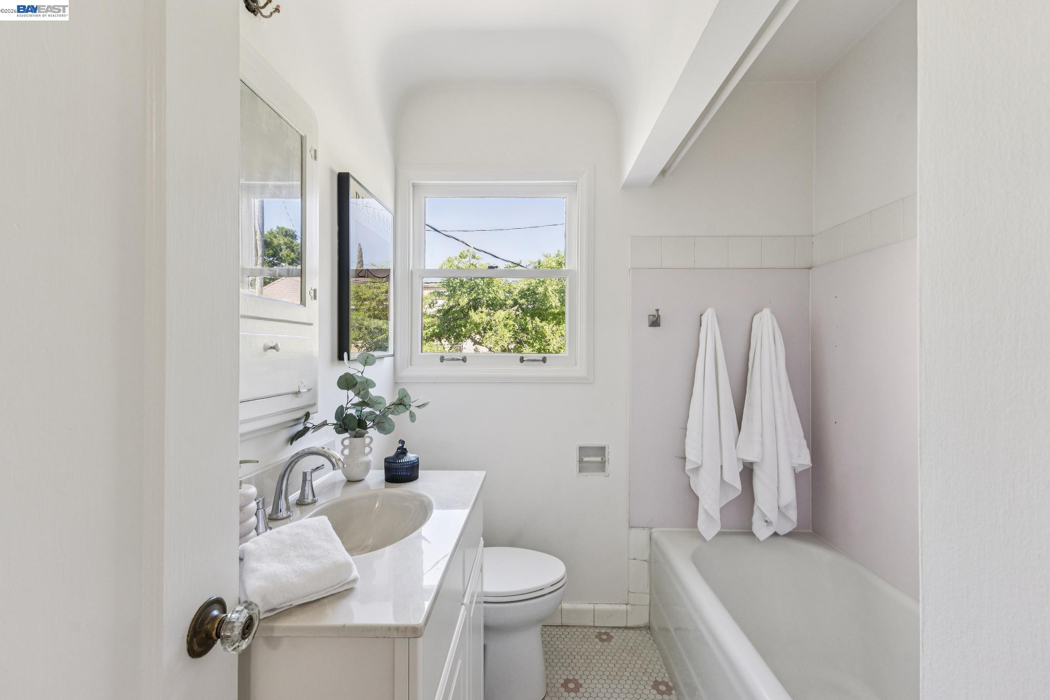 Detail Gallery Image 27 of 40 For 2811 Yosemite Ave, Alameda,  CA 94501 - 3 Beds | 1/1 Baths