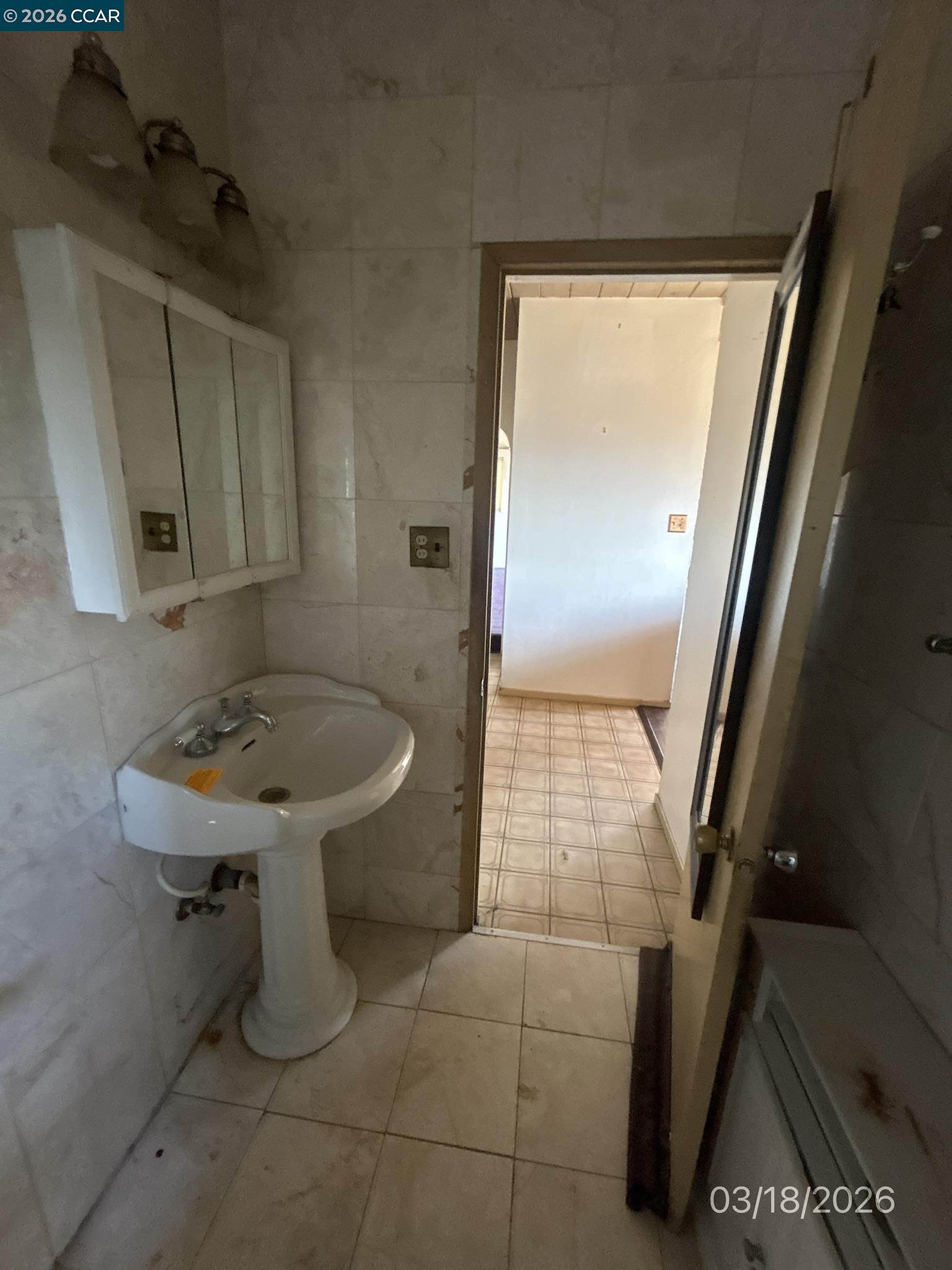 Detail Gallery Image 12 of 42 For 6233 Leona St, Oakland,  CA 94605 - 4 Beds | 2 Baths