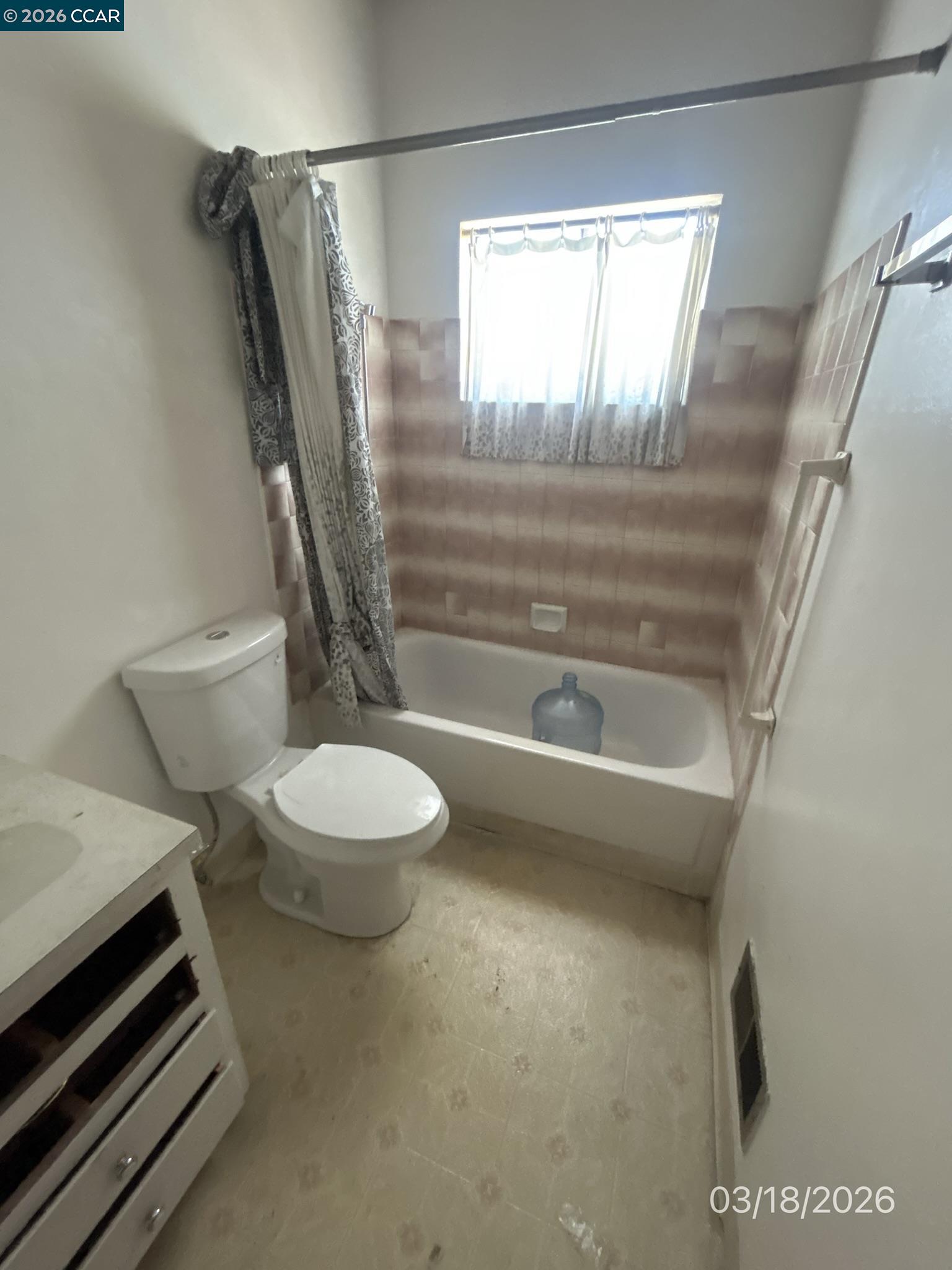 Detail Gallery Image 9 of 42 For 6233 Leona St, Oakland,  CA 94605 - 4 Beds | 2 Baths