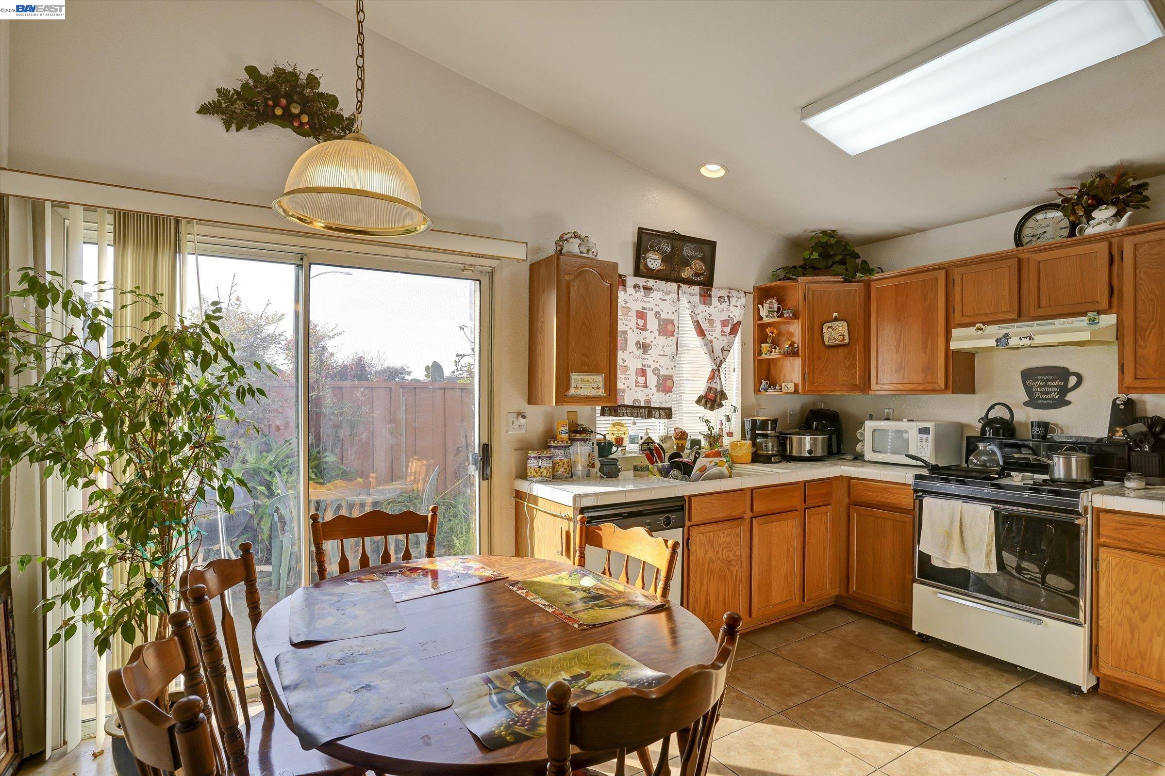 Detail Gallery Image 13 of 36 For 218 Christensen Ave, Salinas,  CA 93906 - 3 Beds | 2 Baths