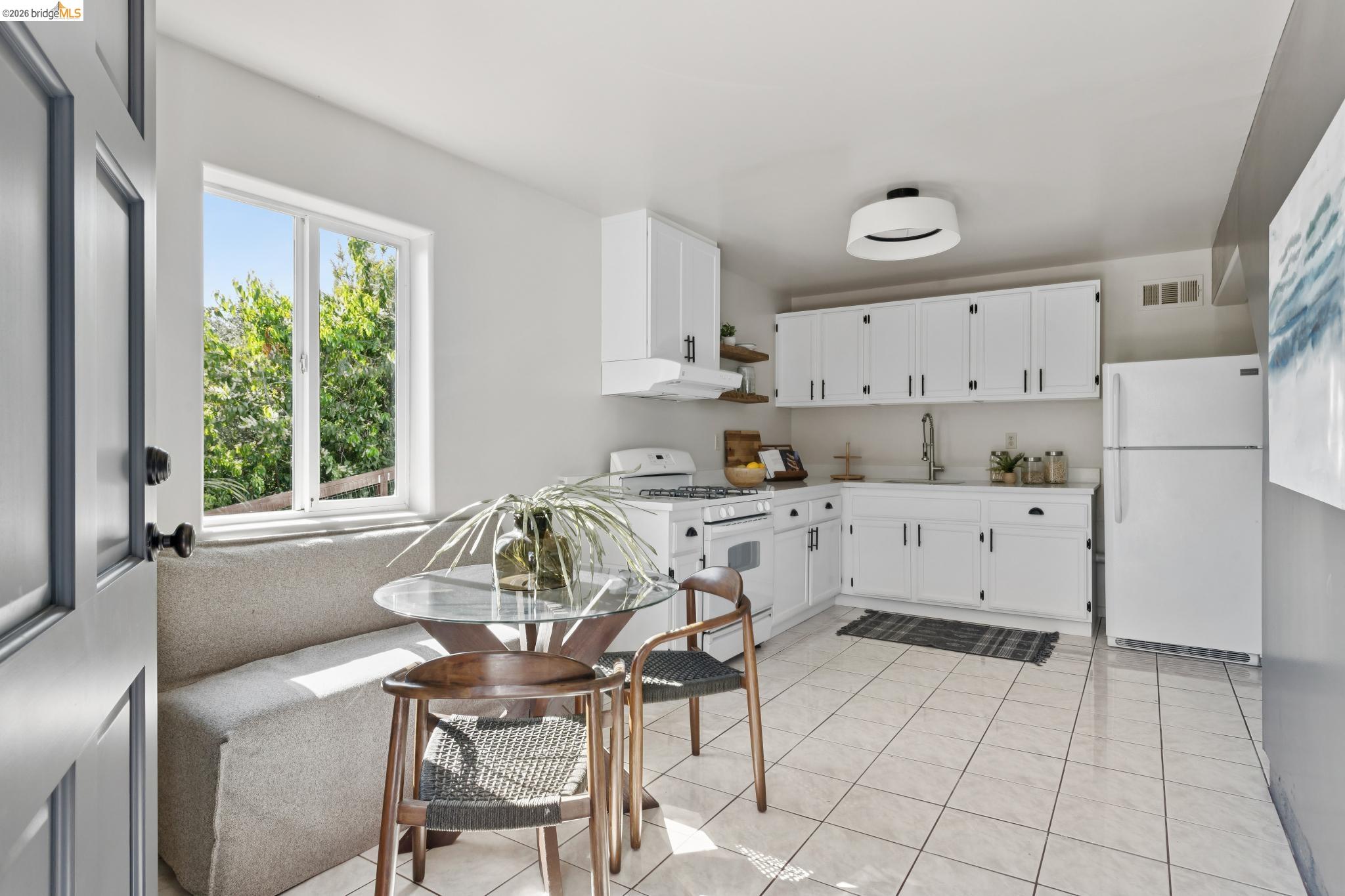 Detail Gallery Image 31 of 51 For 4021 Maybelle Ave, Oakland,  CA 94619 - 4 Beds | 3 Baths