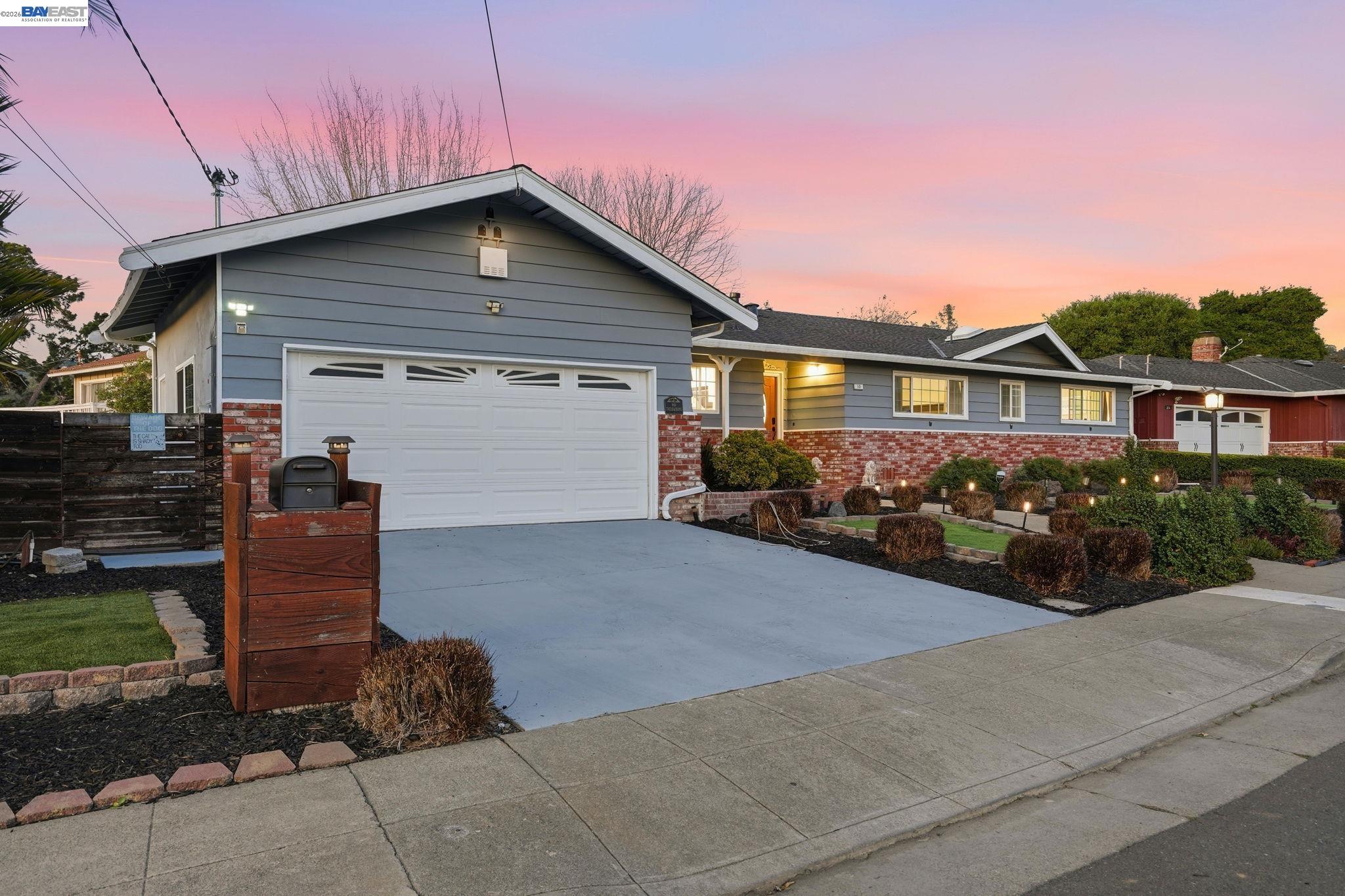 Detail Gallery Image 2 of 32 For 15 Sequoyah View Ct, Oakland,  CA 94605 - 4 Beds | 3 Baths