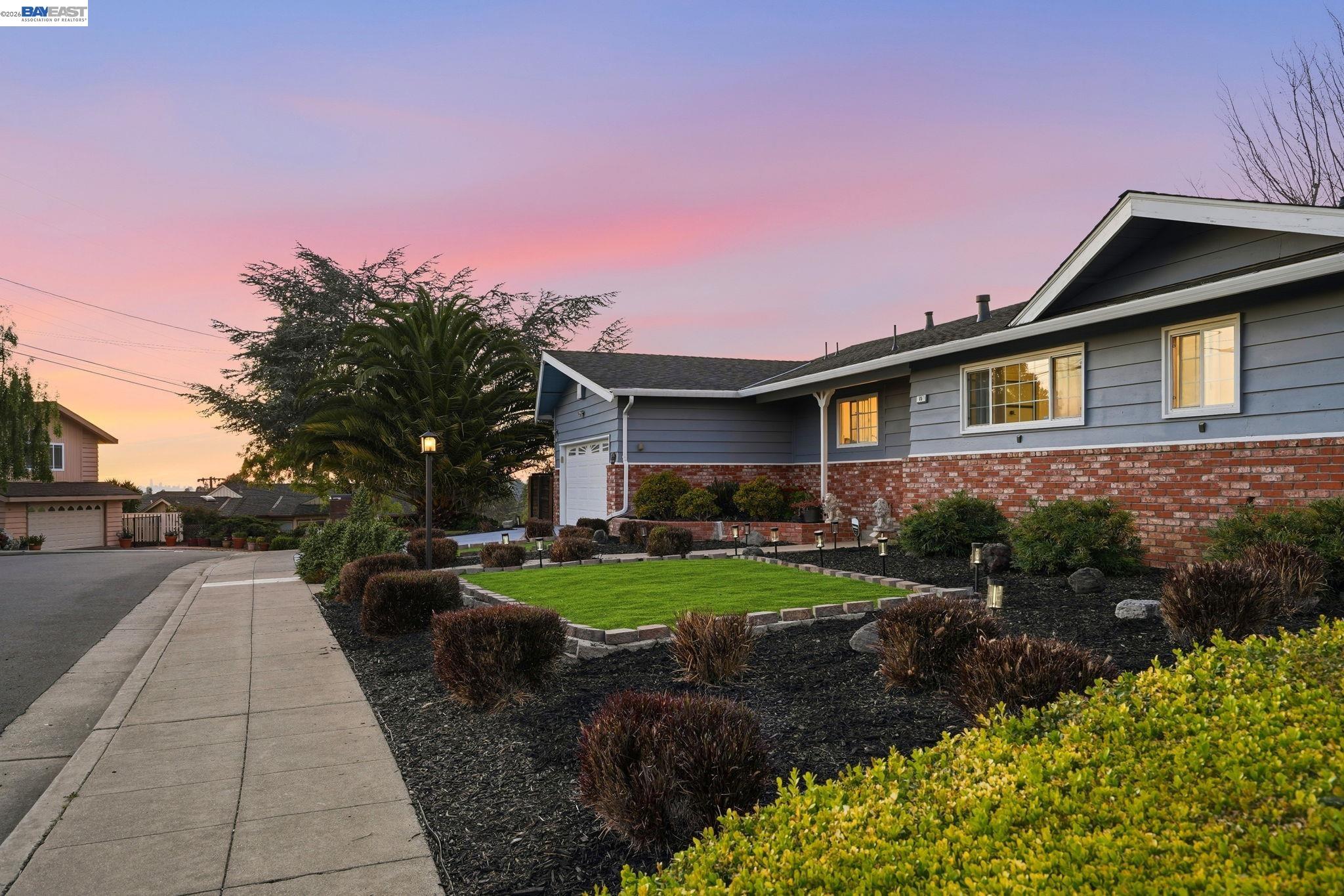 Detail Gallery Image 4 of 32 For 15 Sequoyah View Ct, Oakland,  CA 94605 - 4 Beds | 3 Baths