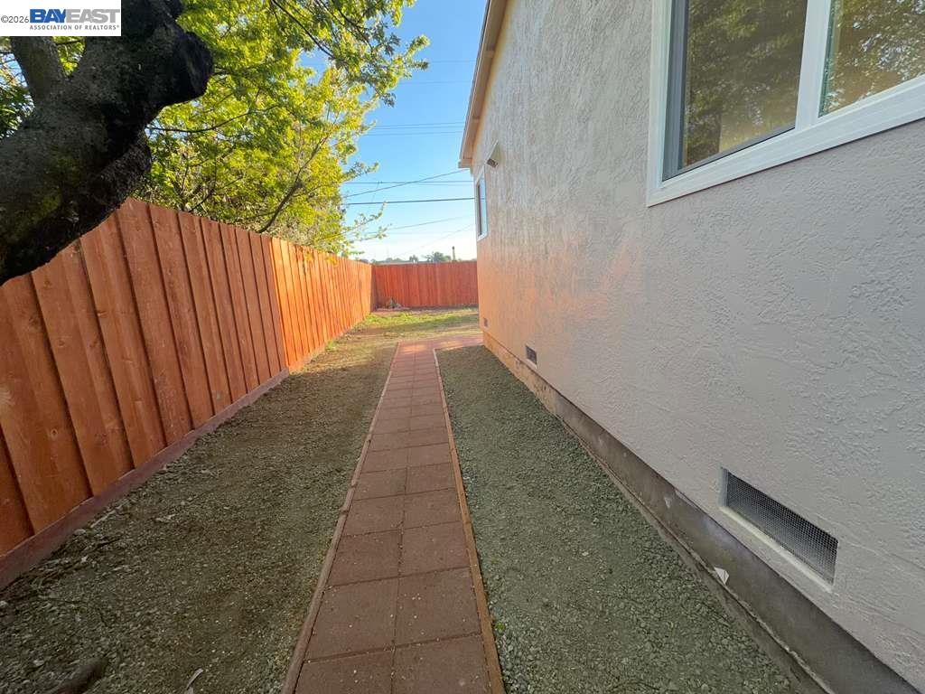 Detail Gallery Image 11 of 50 For 5212 Creely Ave, Richmond,  CA 94804 - 3 Beds | 2/1 Baths