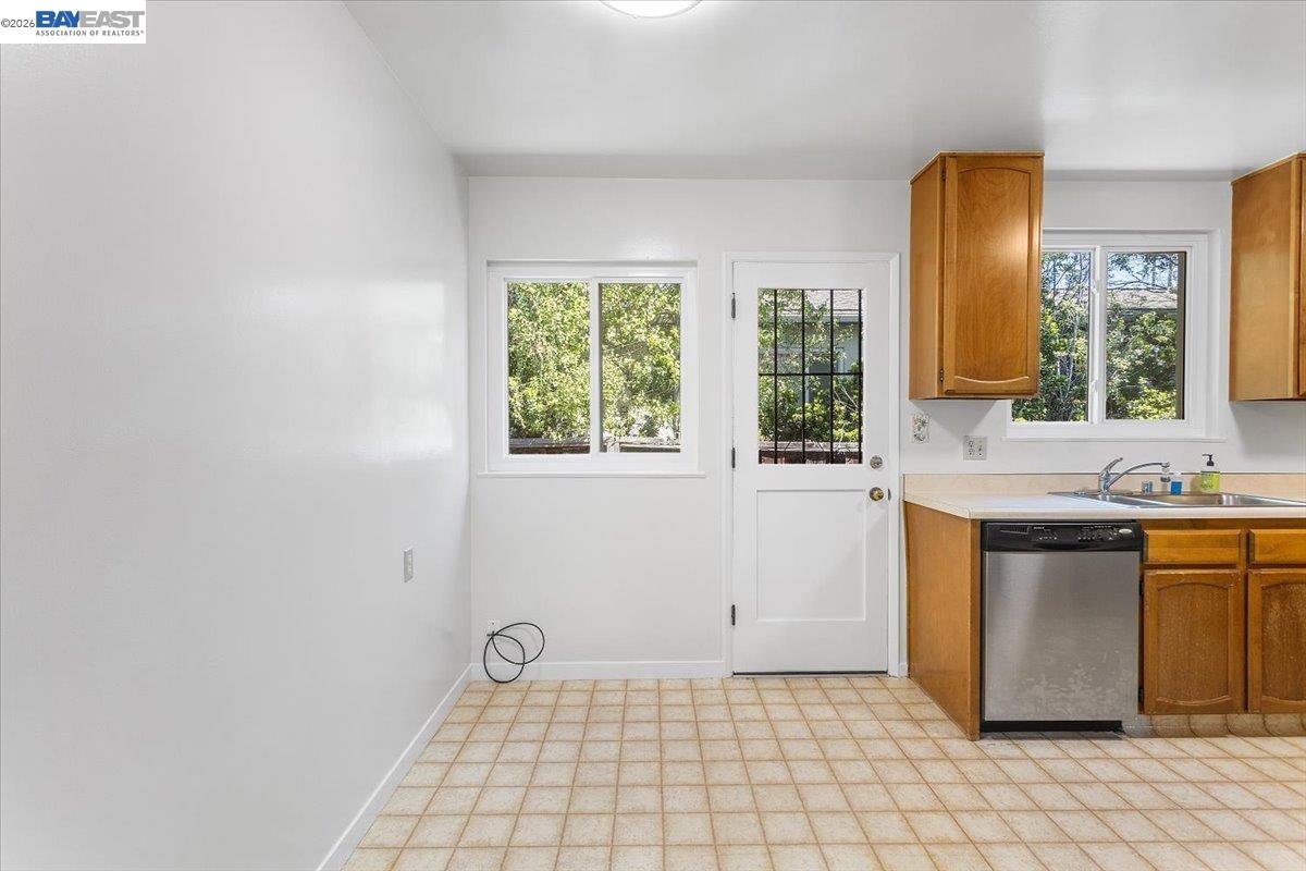 Detail Gallery Image 16 of 53 For 1848 Walnut St., Alameda,  CA 94501 - – Beds | – Baths