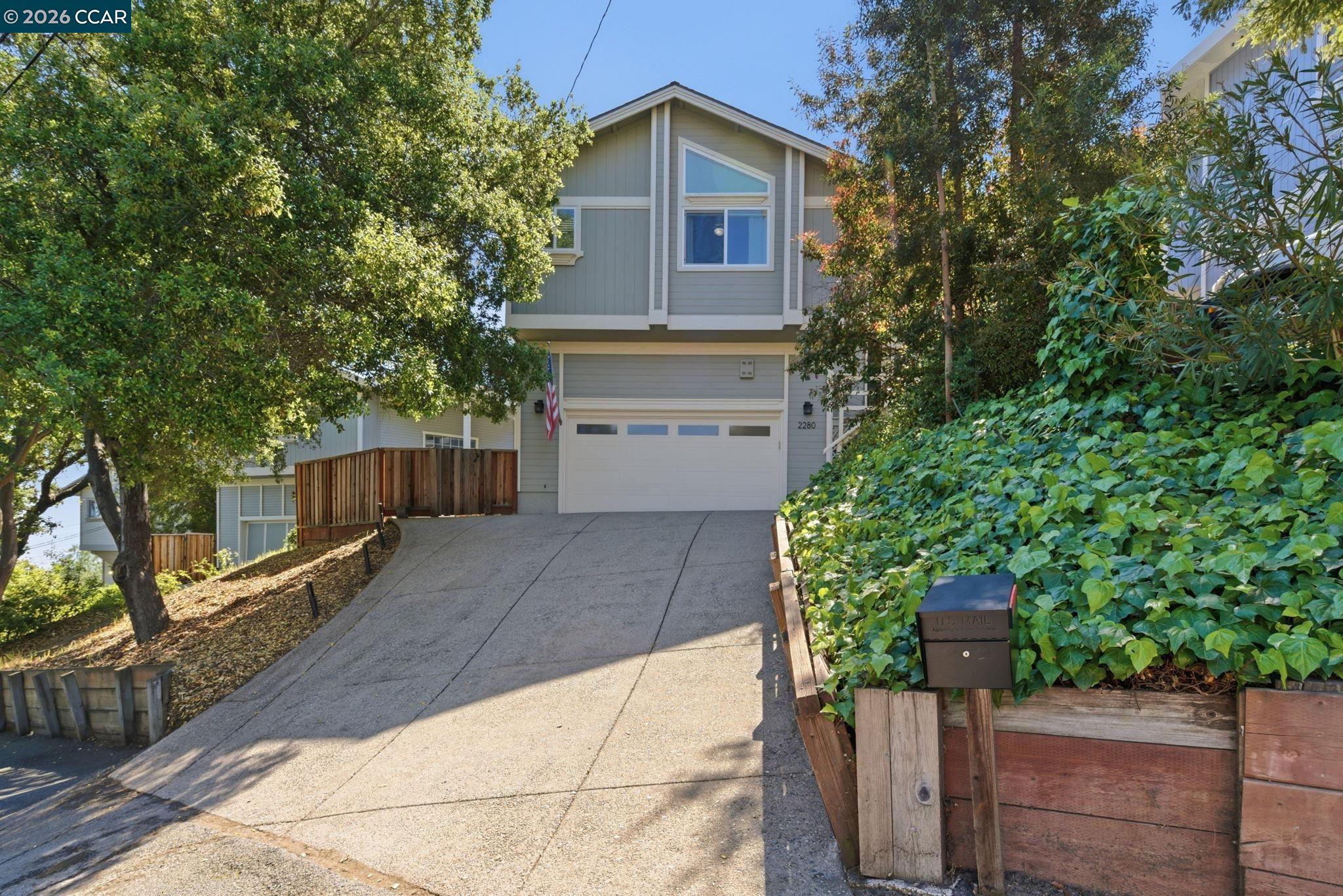 Detail Gallery Image 2 of 37 For 2280 N Crest Ave, Martinez,  CA 94553 - 3 Beds | 2 Baths