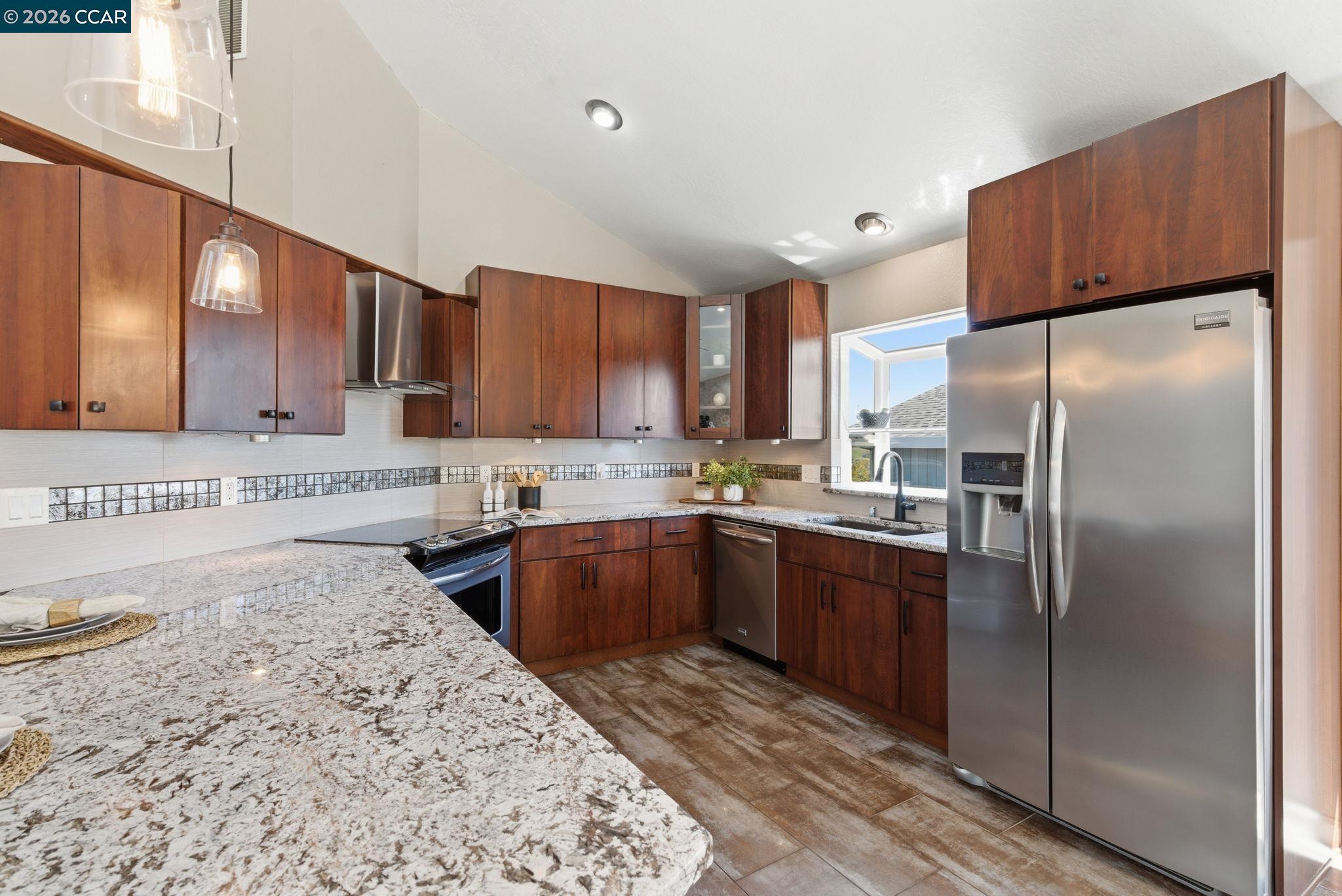 Detail Gallery Image 12 of 37 For 2280 N Crest Ave, Martinez,  CA 94553 - 3 Beds | 2 Baths