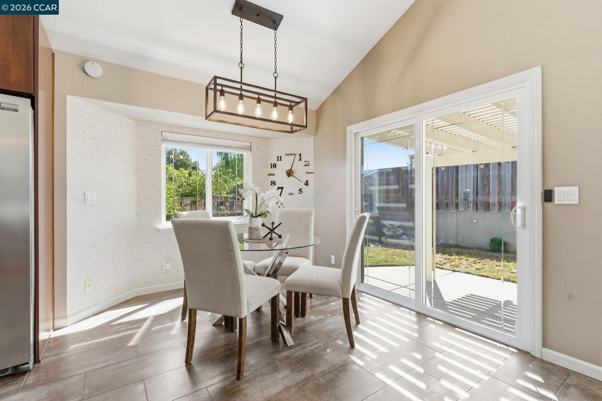 Detail Gallery Image 15 of 37 For 2280 N Crest Ave, Martinez,  CA 94553 - 3 Beds | 2 Baths