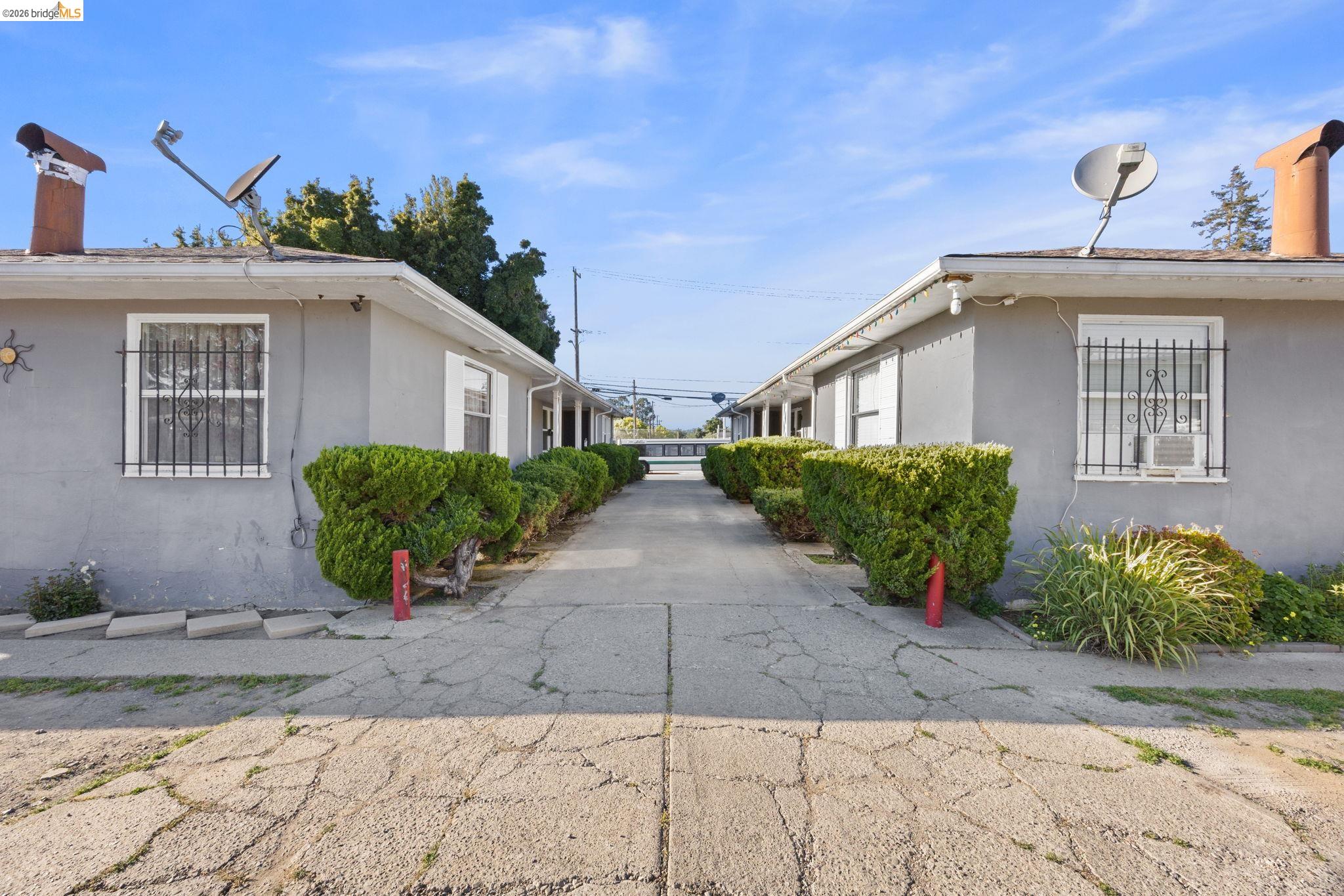 Detail Gallery Image 30 of 38 For 2218 82nd Ave, Oakland,  CA 94605 - 6 Beds | 4 Baths