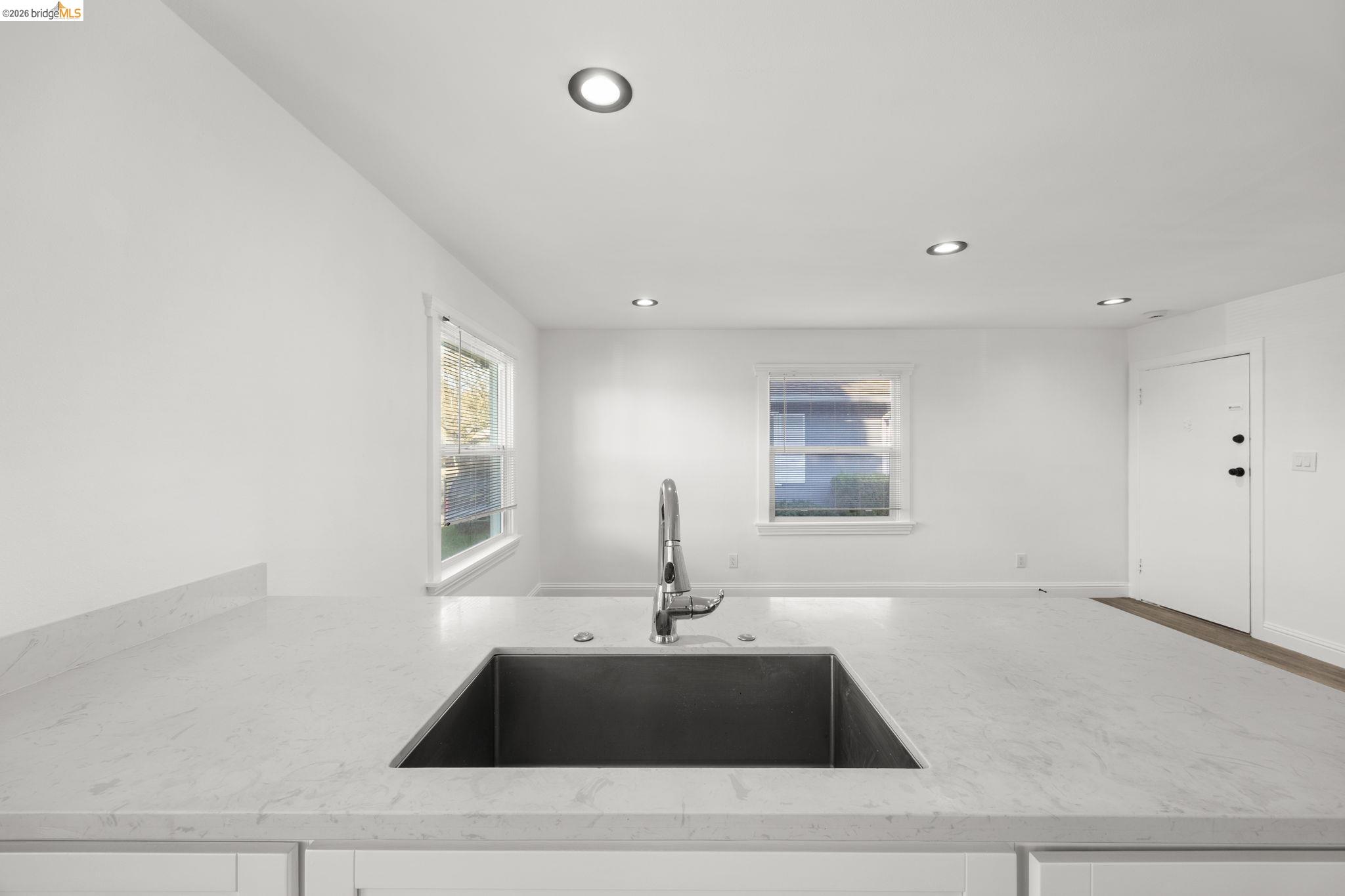 Detail Gallery Image 6 of 38 For 2218 82nd Ave, Oakland,  CA 94605 - 6 Beds | 4 Baths