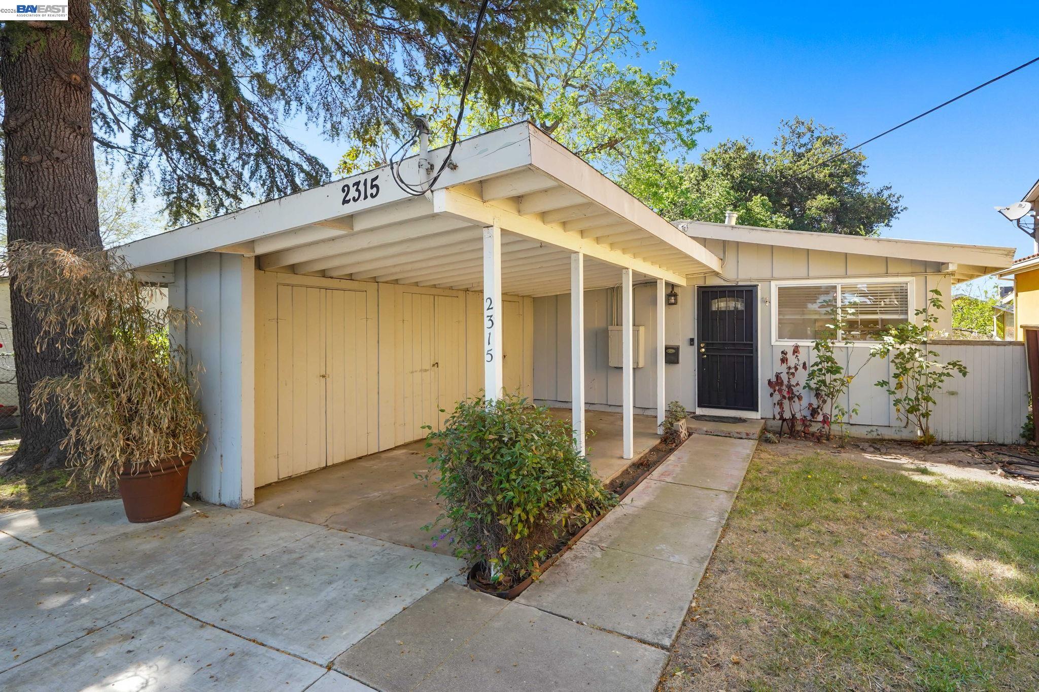 Detail Gallery Image 2 of 30 For 2315 Ralmar Ave, East Palo Alto,  CA 94303 - 3 Beds | 1/1 Baths