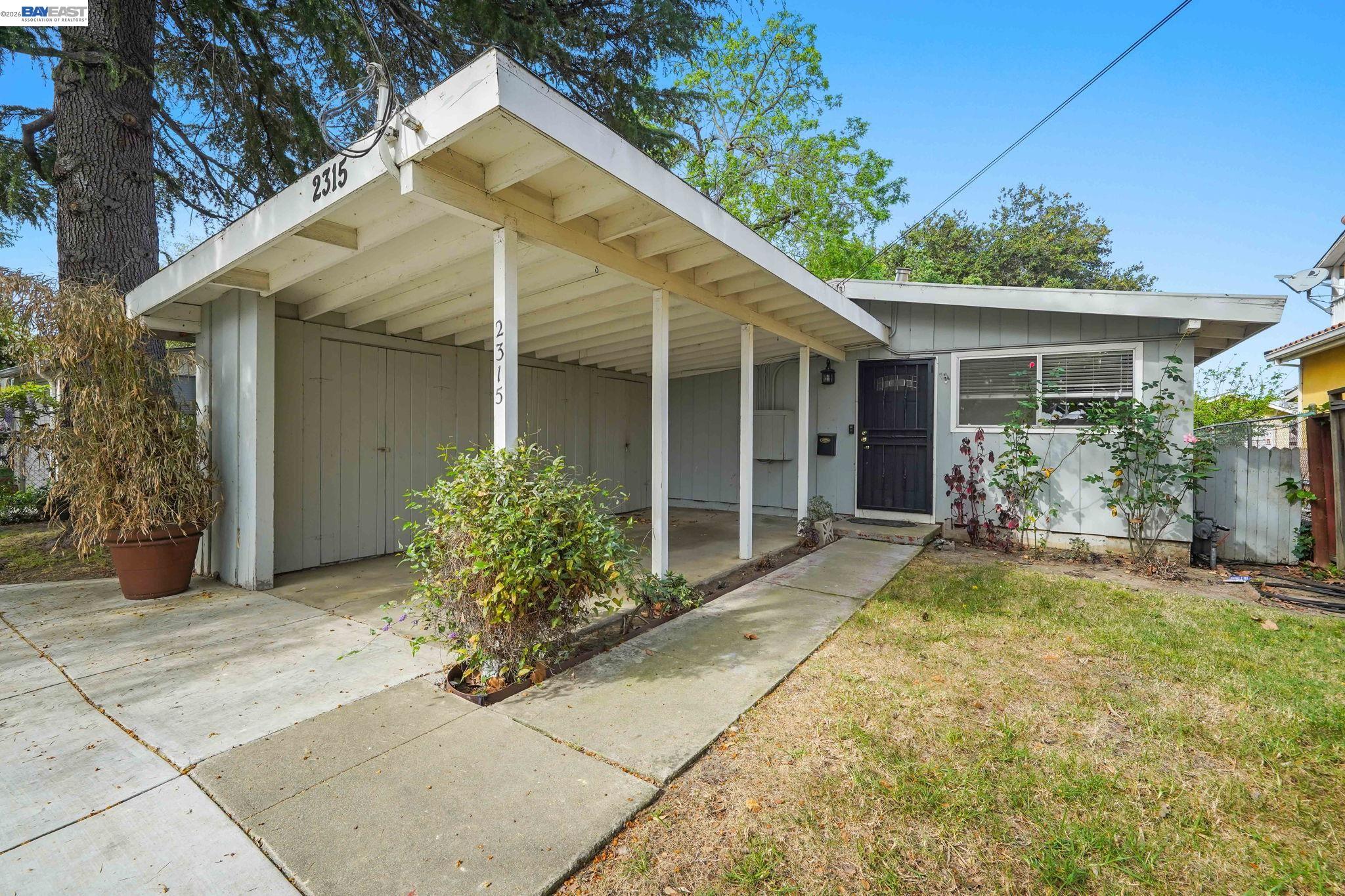 Detail Gallery Image 4 of 30 For 2315 Ralmar Ave, East Palo Alto,  CA 94303 - 3 Beds | 1/1 Baths