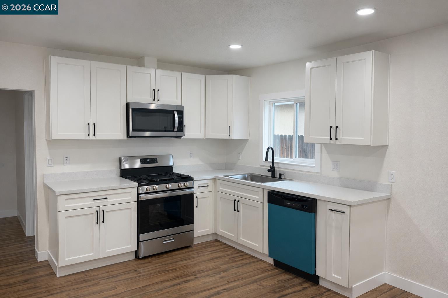 Detail Gallery Image 5 of 16 For 3743 23rd Ave, Sacramento,  CA 95820 - 3 Beds | 1 Baths