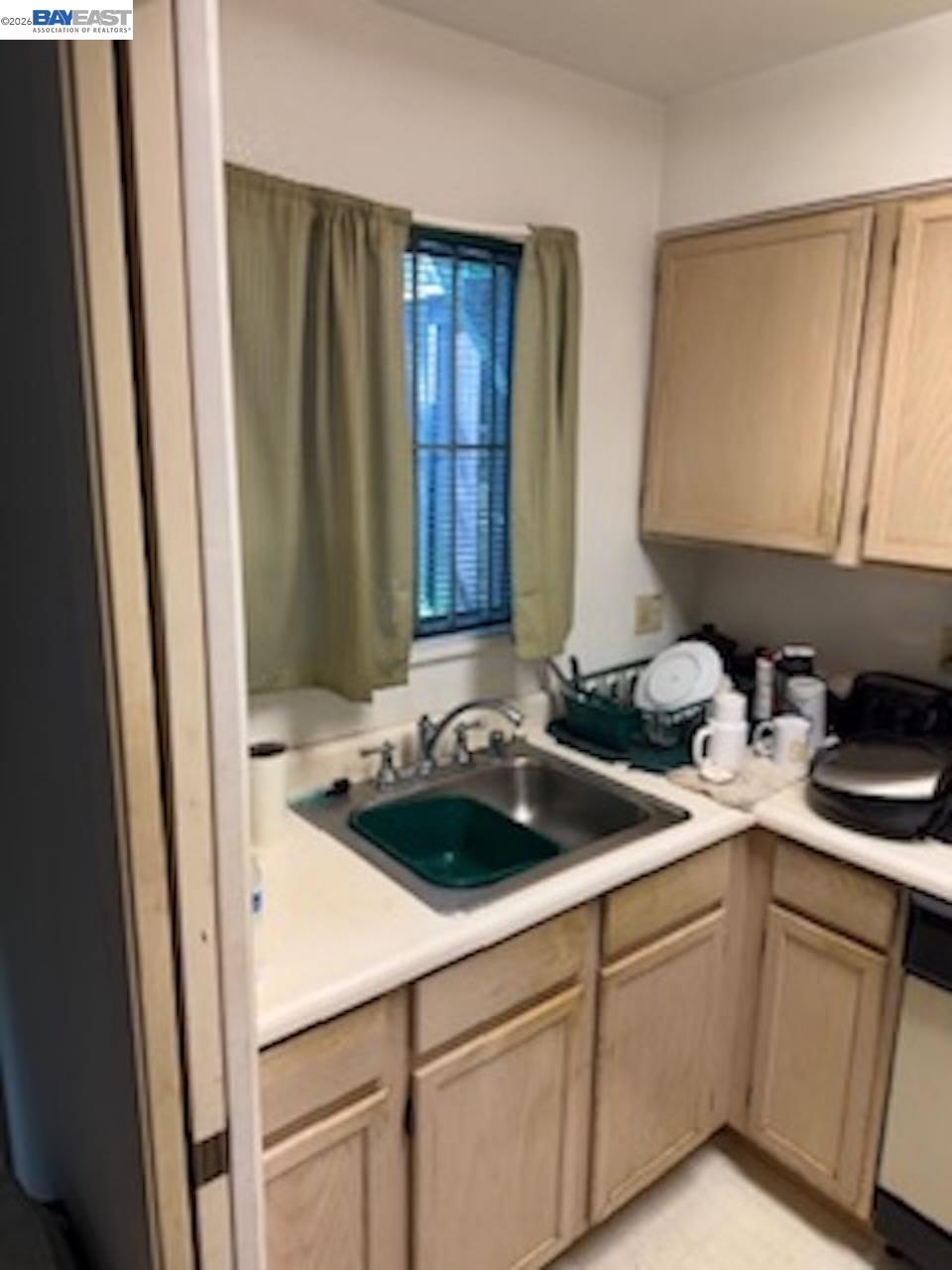 Detail Gallery Image 9 of 20 For 11 Rebecca Ln, San Francisco,  CA 94124 - 2 Beds | 2 Baths