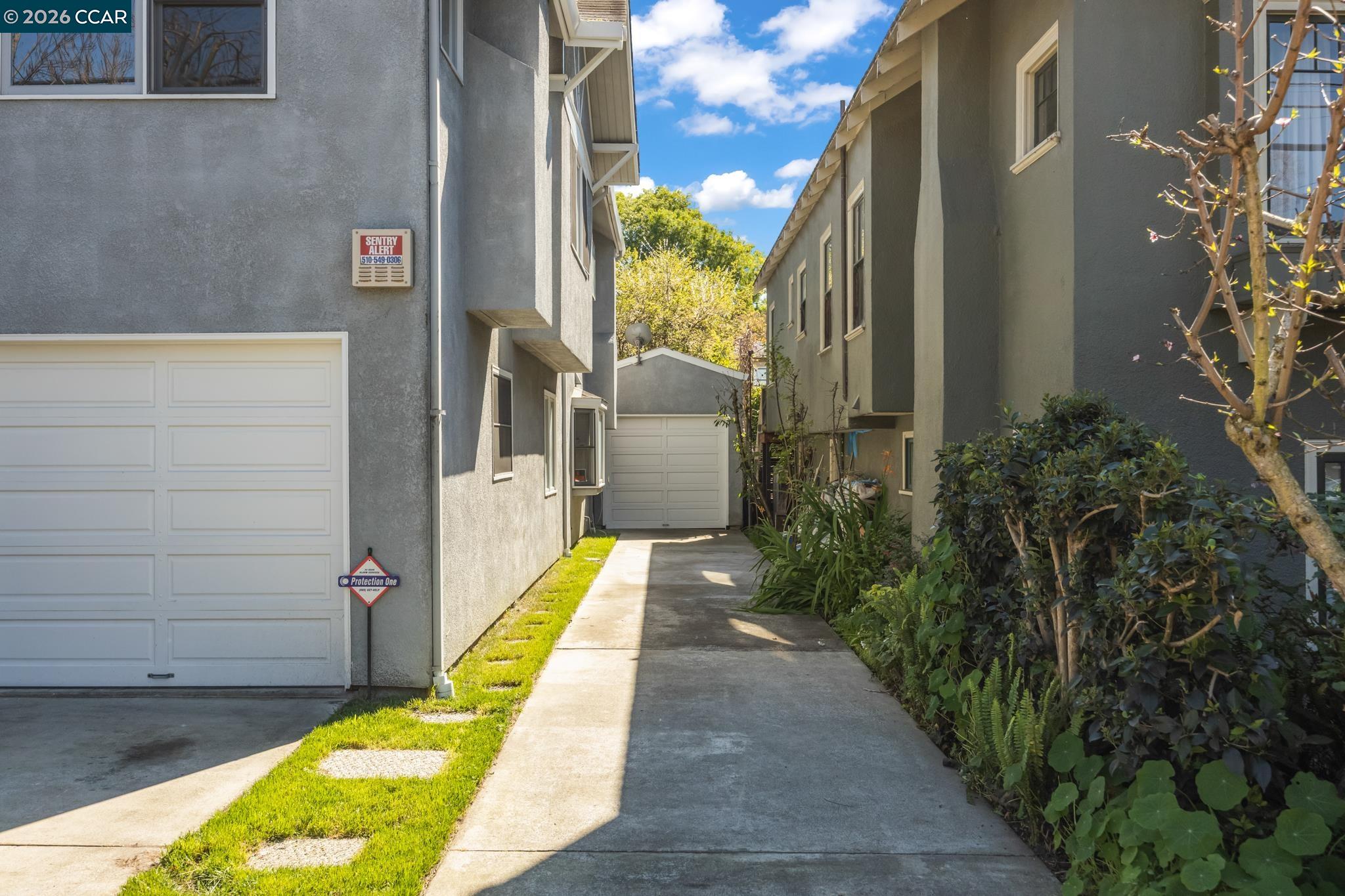 Detail Gallery Image 4 of 47 For 5910 Chabot Rd, Oakland,  CA 94618 - – Beds | – Baths