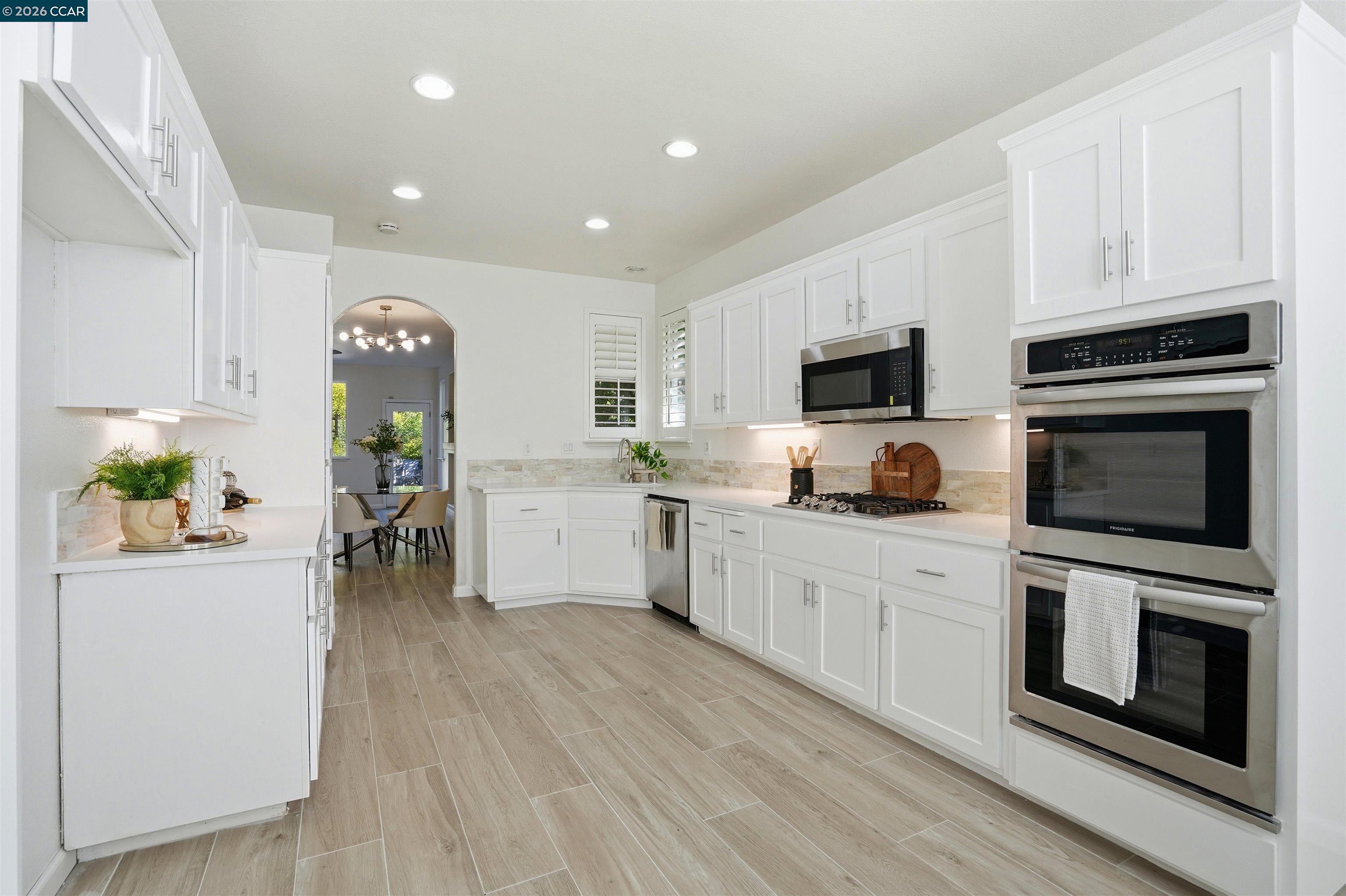 Detail Gallery Image 6 of 18 For 106 Lookout Ct, Hercules,  CA 94547 - 4 Beds | 3 Baths