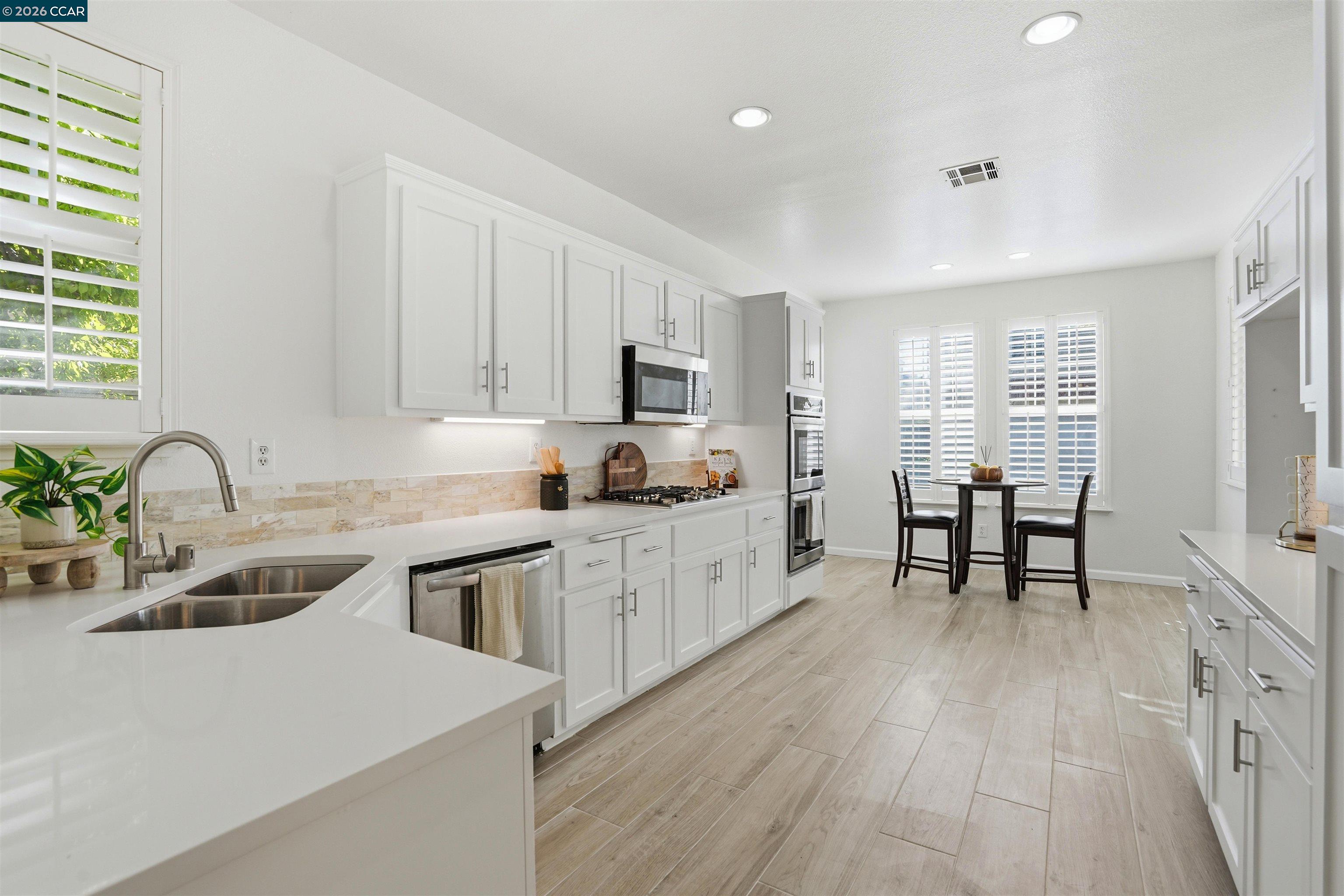 Detail Gallery Image 8 of 18 For 106 Lookout Ct, Hercules,  CA 94547 - 4 Beds | 3 Baths