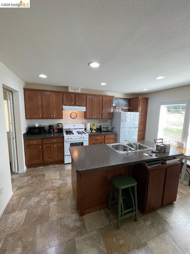 Detail Gallery Image 3 of 42 For 18571 Maple Ave, Tuolumne,  CA 95379 - 2 Beds | 2 Baths