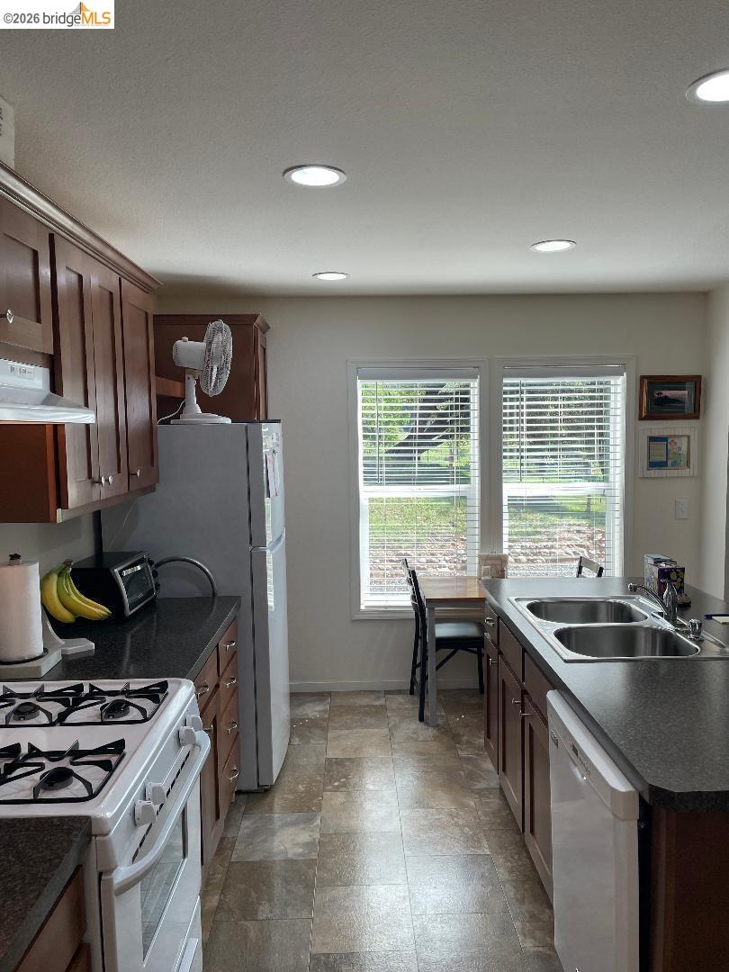 Detail Gallery Image 8 of 42 For 18571 Maple Ave, Tuolumne,  CA 95379 - 2 Beds | 2 Baths