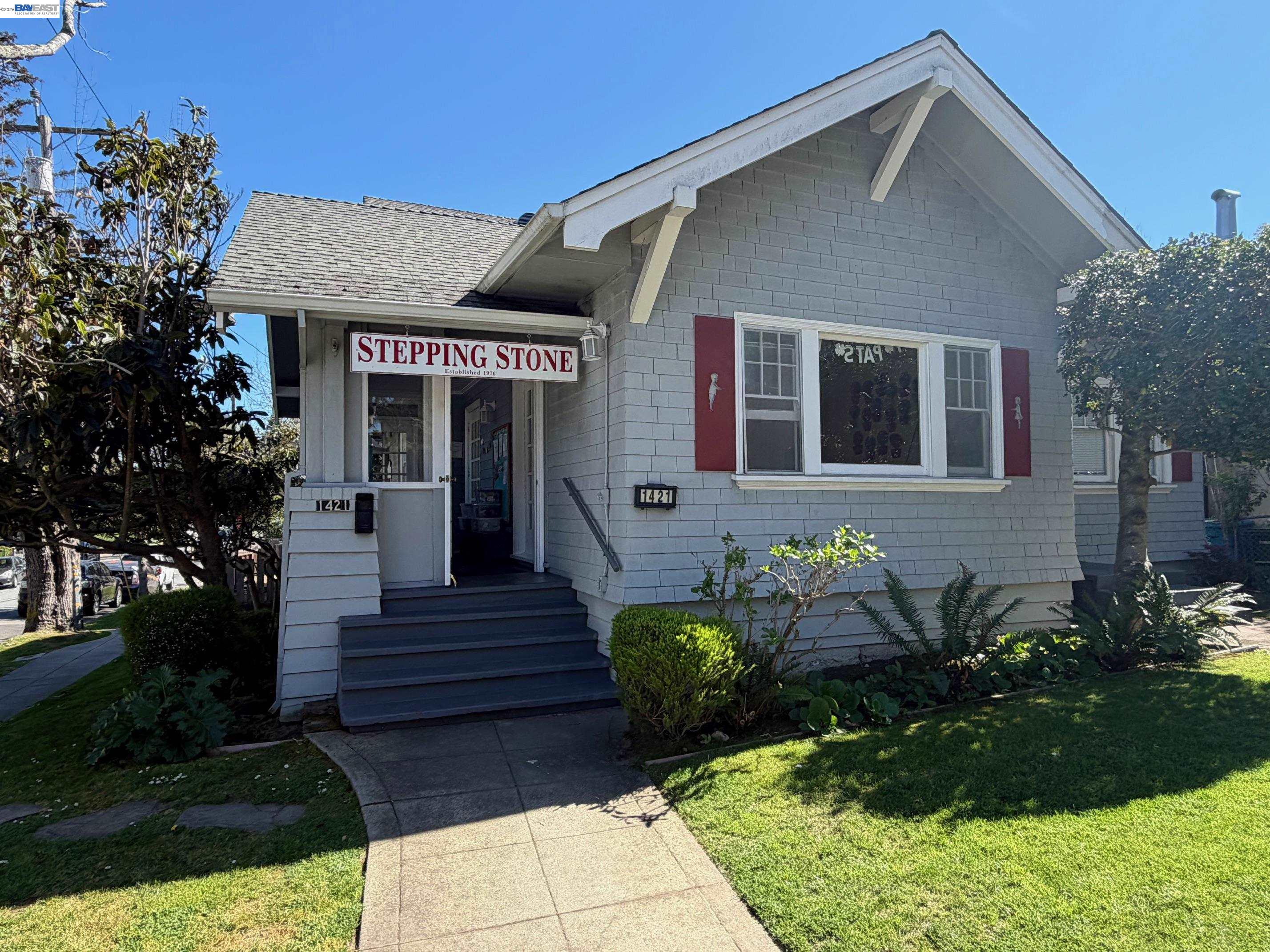 Detail Gallery Image 1 of 6 For 1421 Palm Dr., Burlingame,  CA 94010 - 3 Beds | 2 Baths