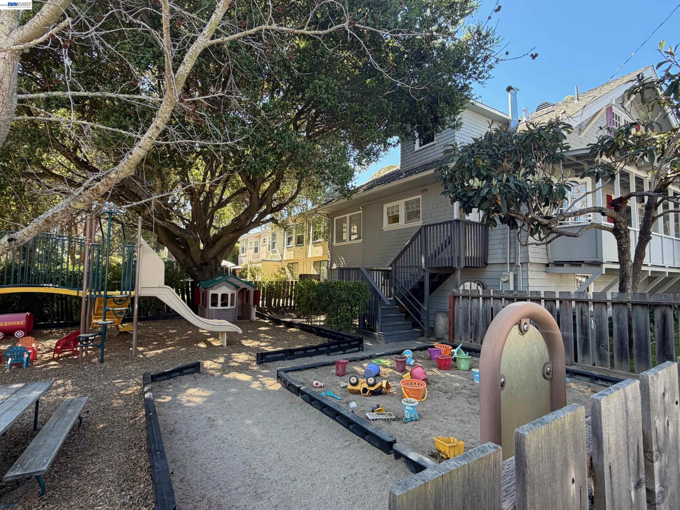 Detail Gallery Image 5 of 6 For 1421 Palm Dr., Burlingame,  CA 94010 - 3 Beds | 2 Baths