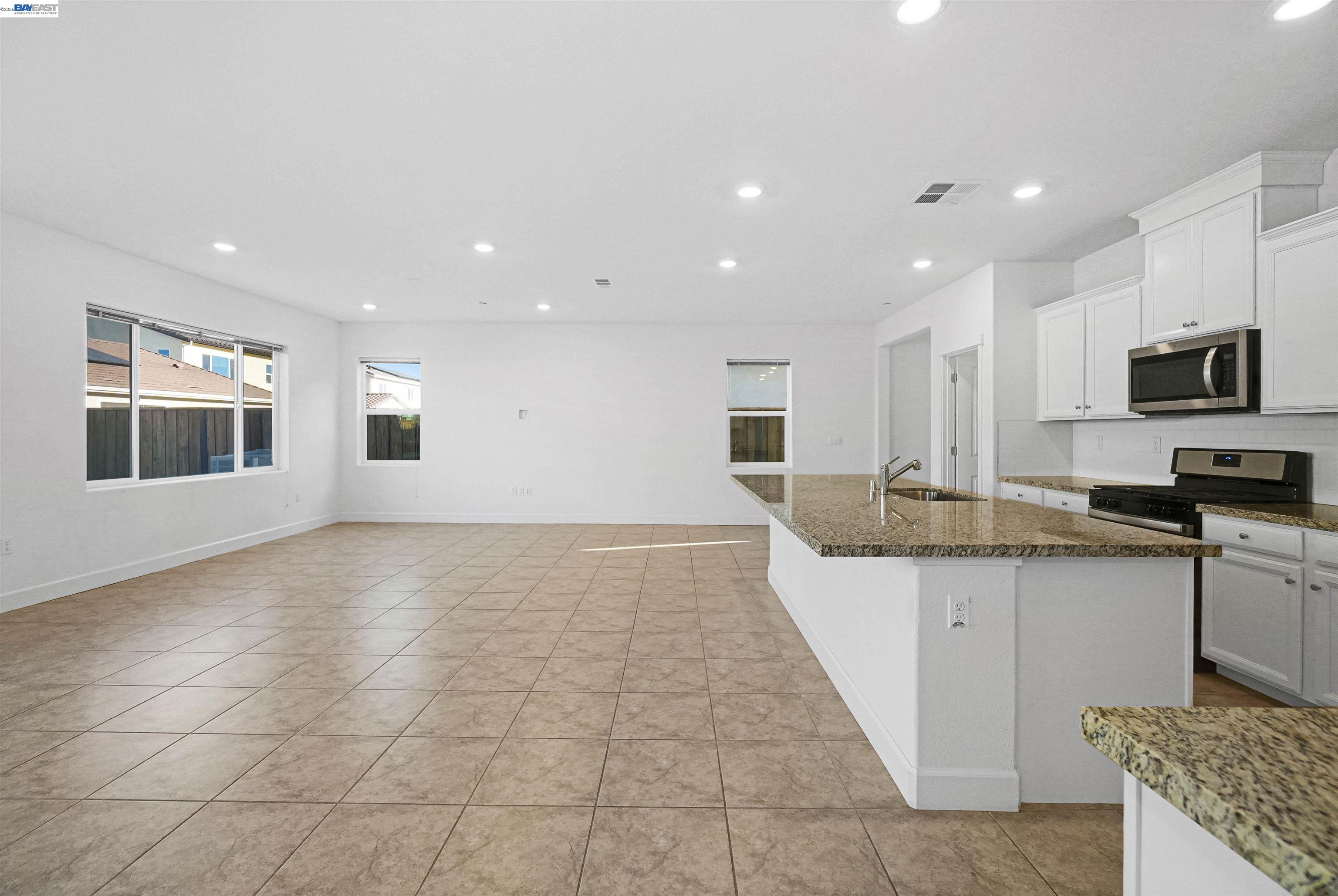 Detail Gallery Image 13 of 55 For 5323 Potter Valley Ln, Antioch,  CA 94531 - 4 Beds | 3 Baths