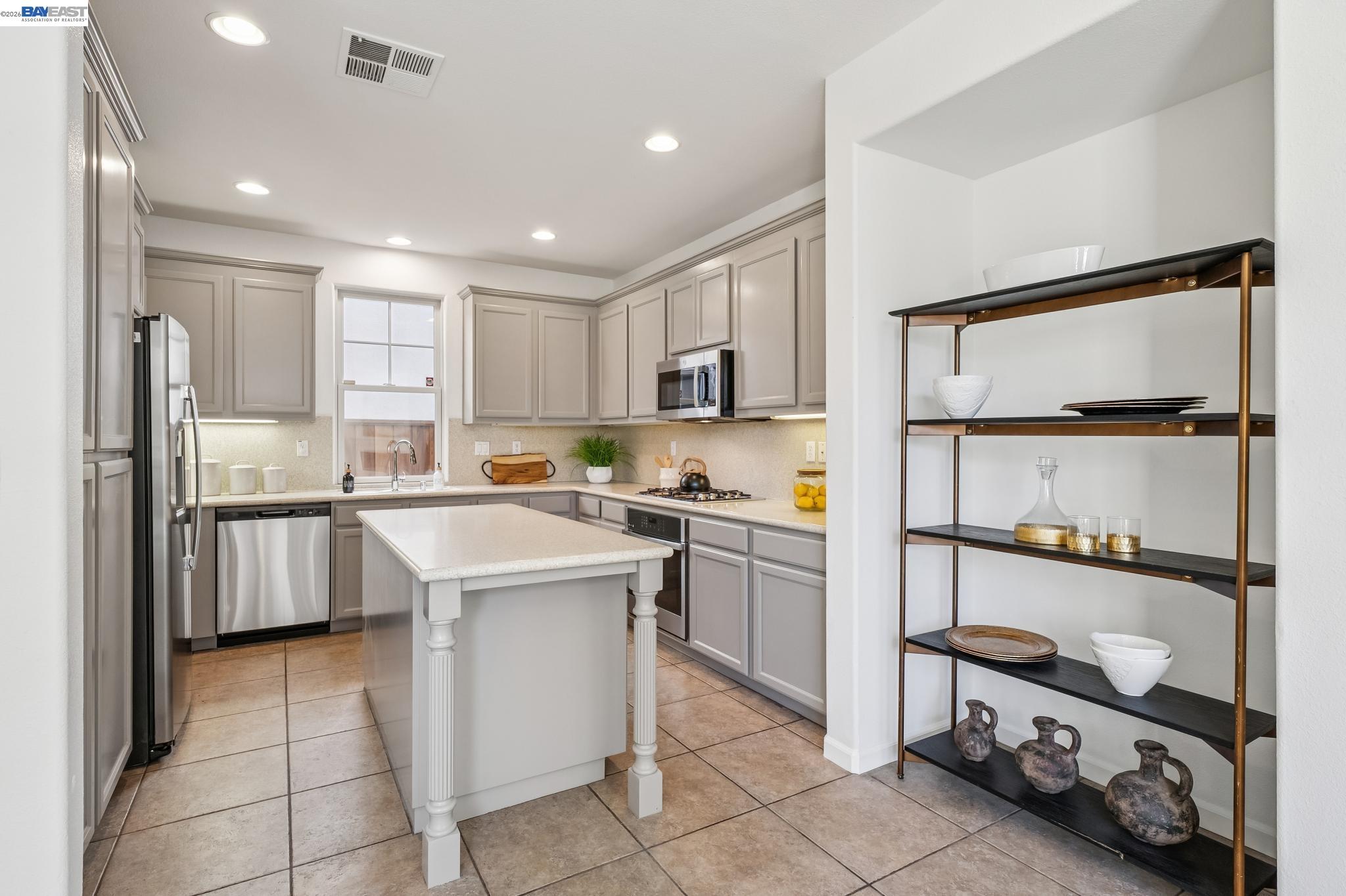 Detail Gallery Image 13 of 56 For 220 Hollister Avenue, Alameda,  CA 94501 - 3 Beds | 3 Baths